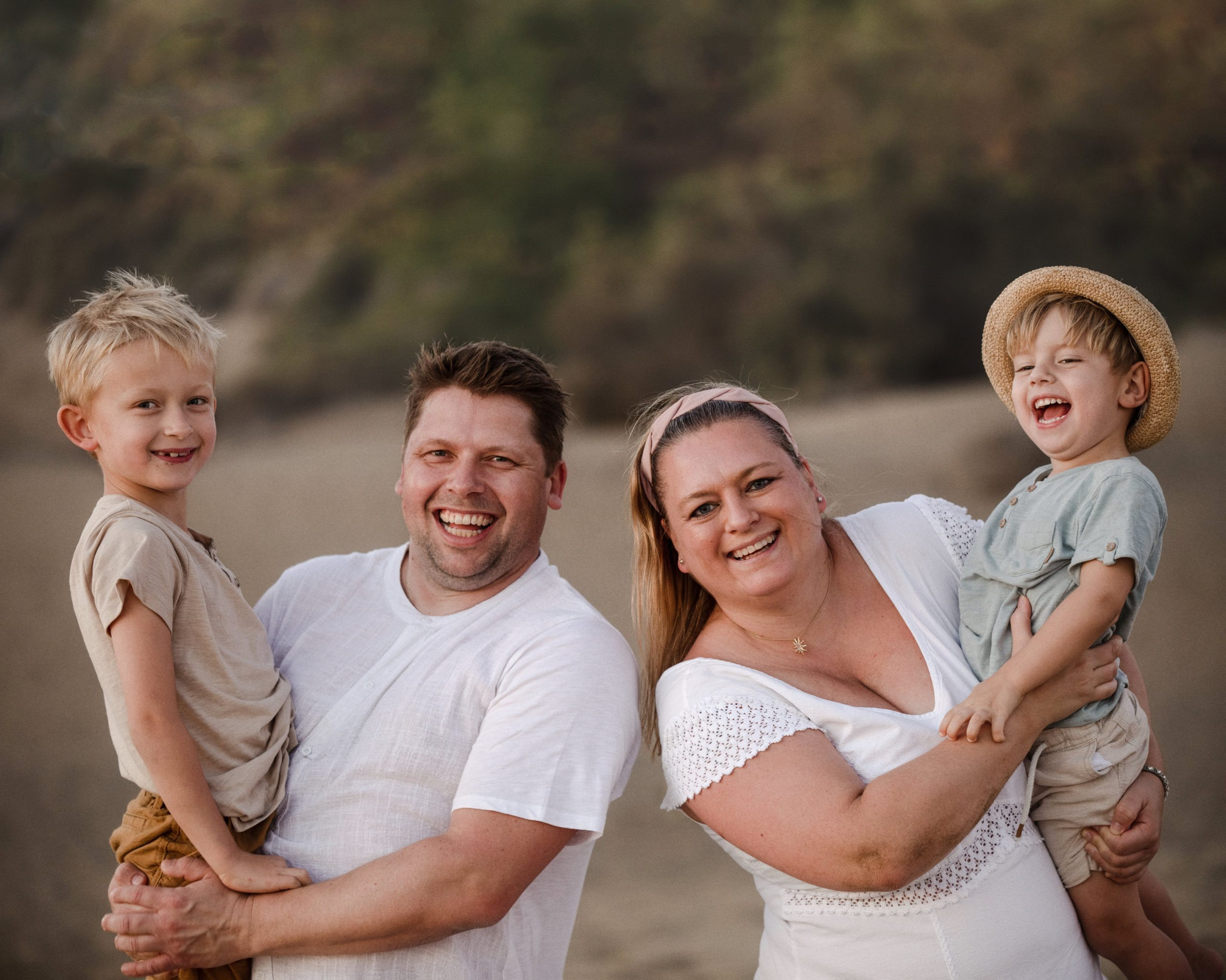 Une famille pose pour une photo dans les dunes de Maspalomas