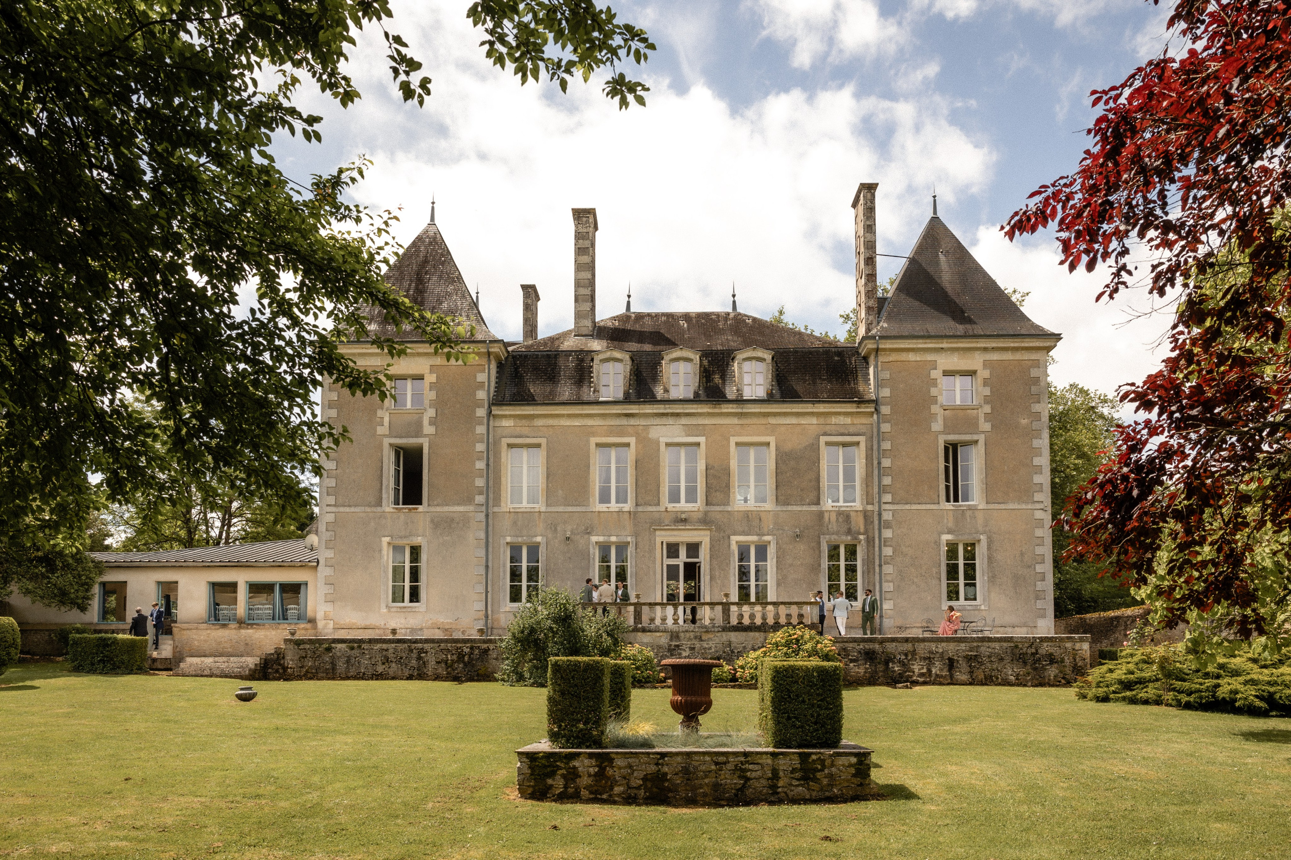 Olivia & Robbie. Wedding in South West of France at Chateau de la Borderie. Benest. Eugenie Smirnova — wedding, corporate and lifestyle photographer in Toulouse and Southwest France