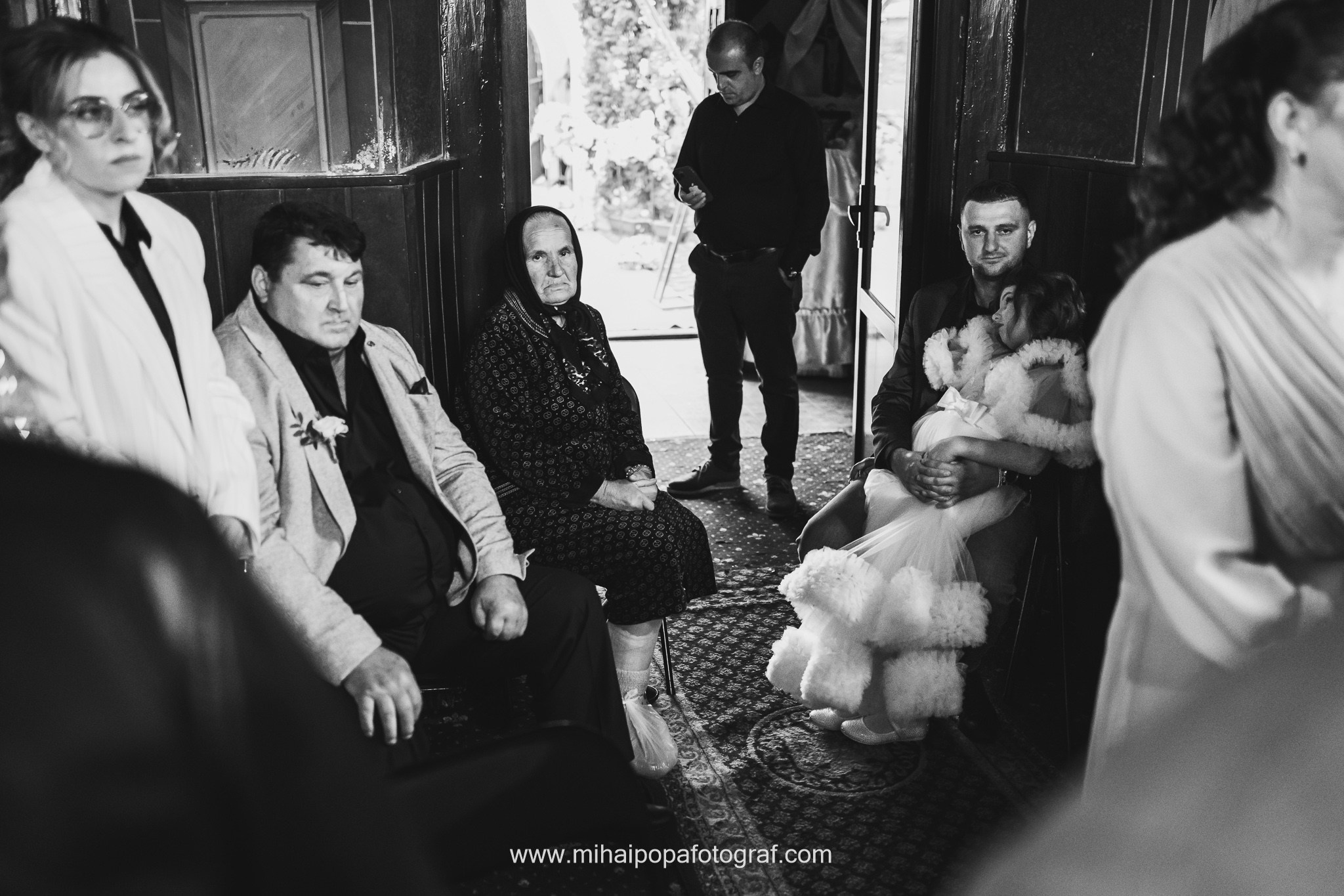 Moment emoționant între miri în ziua nunții, surprins într-un cadru natural și romantic, la Bolintin-Vale. Fotografie de nuntă profesională, editată artistic pentru a evidenția emoția și eleganța evenimentului.