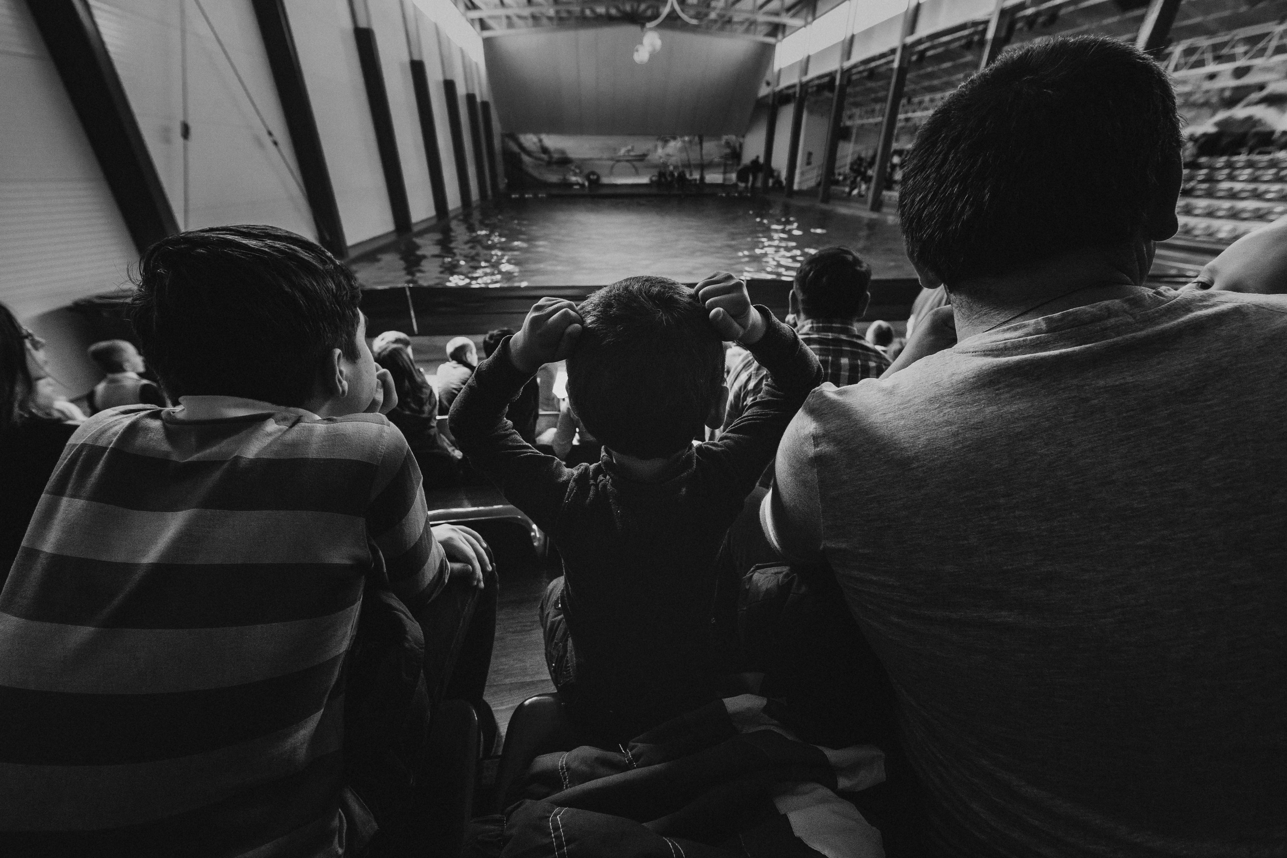 чёрно-белая  социальная фотография  «Доброе сердце» мальчик эмоции переживание руки обхватывают голову дельфины