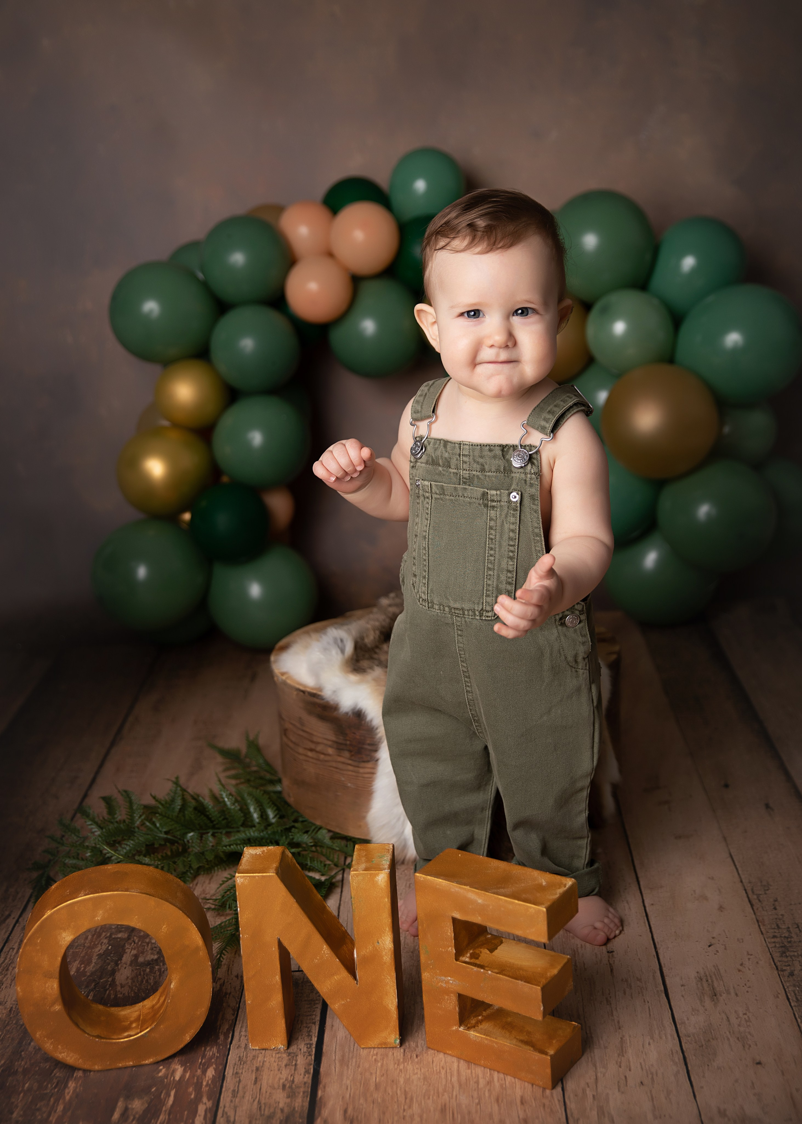 Vår studio erbjuder en färgglad och festlig fotosession för att dokumentera ditt barns första år fylld med skratt och glädje.