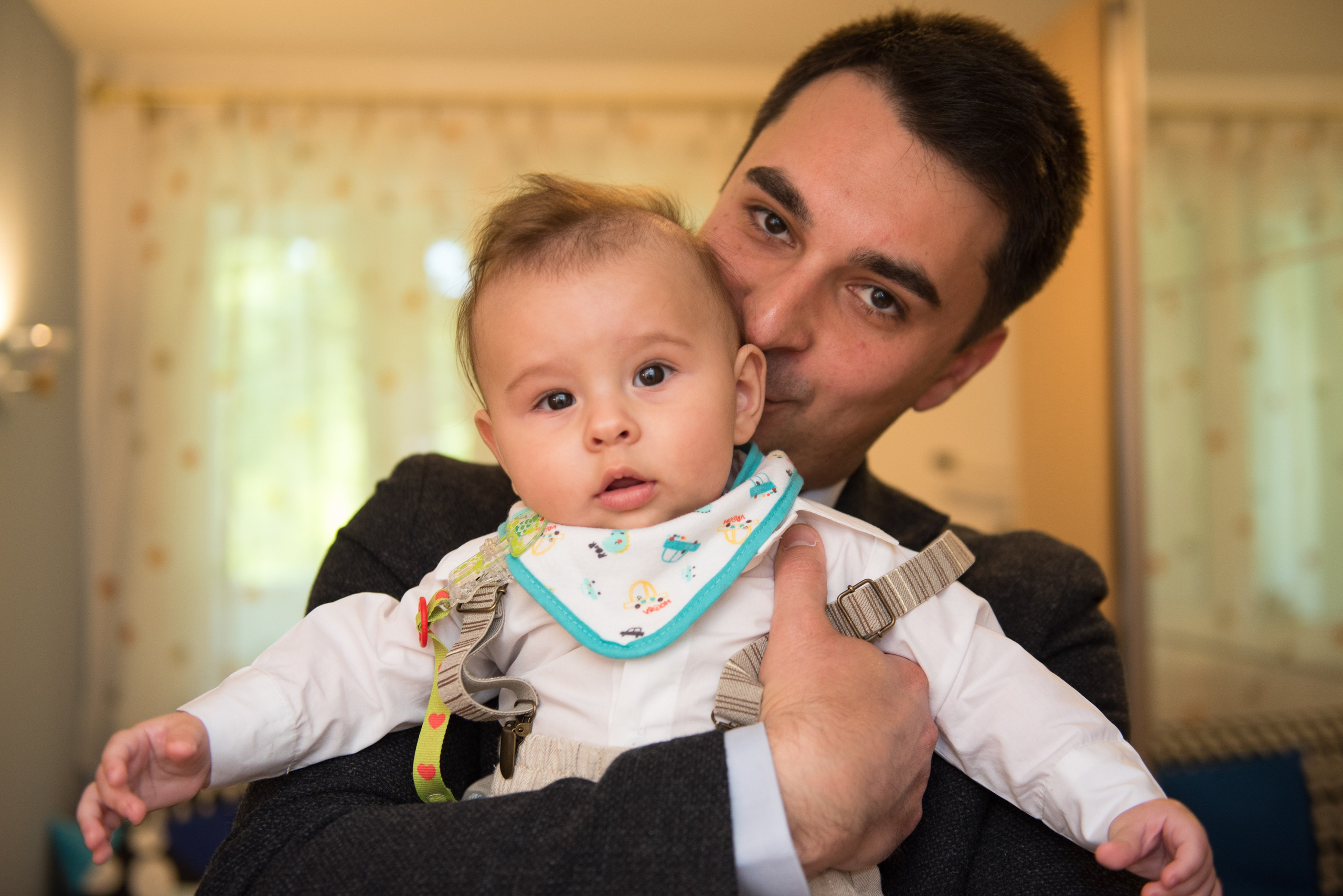 Fotograf botez, sedinta foto acasa, fotografii cu bebe, fotograf profesionist botez Bucuresti, sedinta foto de familie, sedinta foto cu bebe, fotografii la botez acasa, fotografii pregatiri bebe, botezul bebelusului, obiceiuri la botez, fotograf pentru botez, oferta foto botez, fotograf profesionist Bucuresti, botezul.