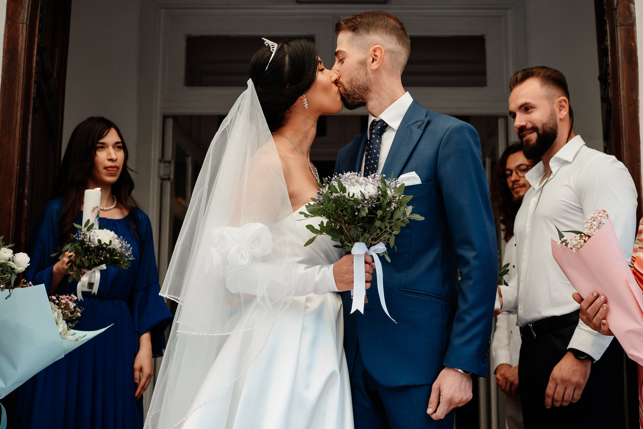 Moment emoționant între miri în ziua nunții, surprins într-un cadru natural și romantic, in Bucuresti. Fotografie de nuntă profesională, editată artistic pentru a evidenția emoția și eleganța evenimentului.