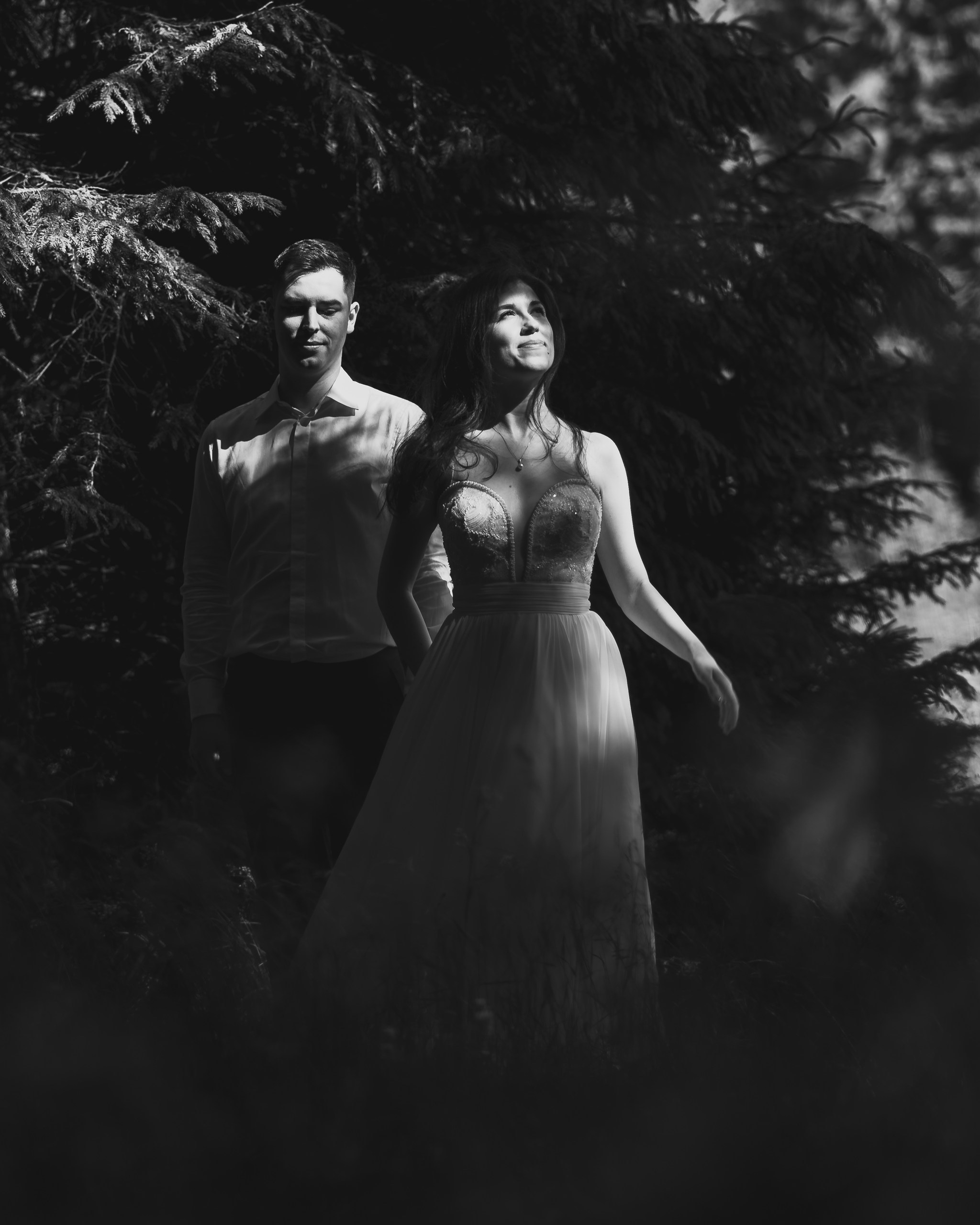 Moment emoționant între miri în ziua nunții, surprins într-un cadru natural și romantic, la Lacul Bolboci. Fotografie de nuntă profesională, editată artistic pentru a evidenția emoția și eleganța evenimentului.