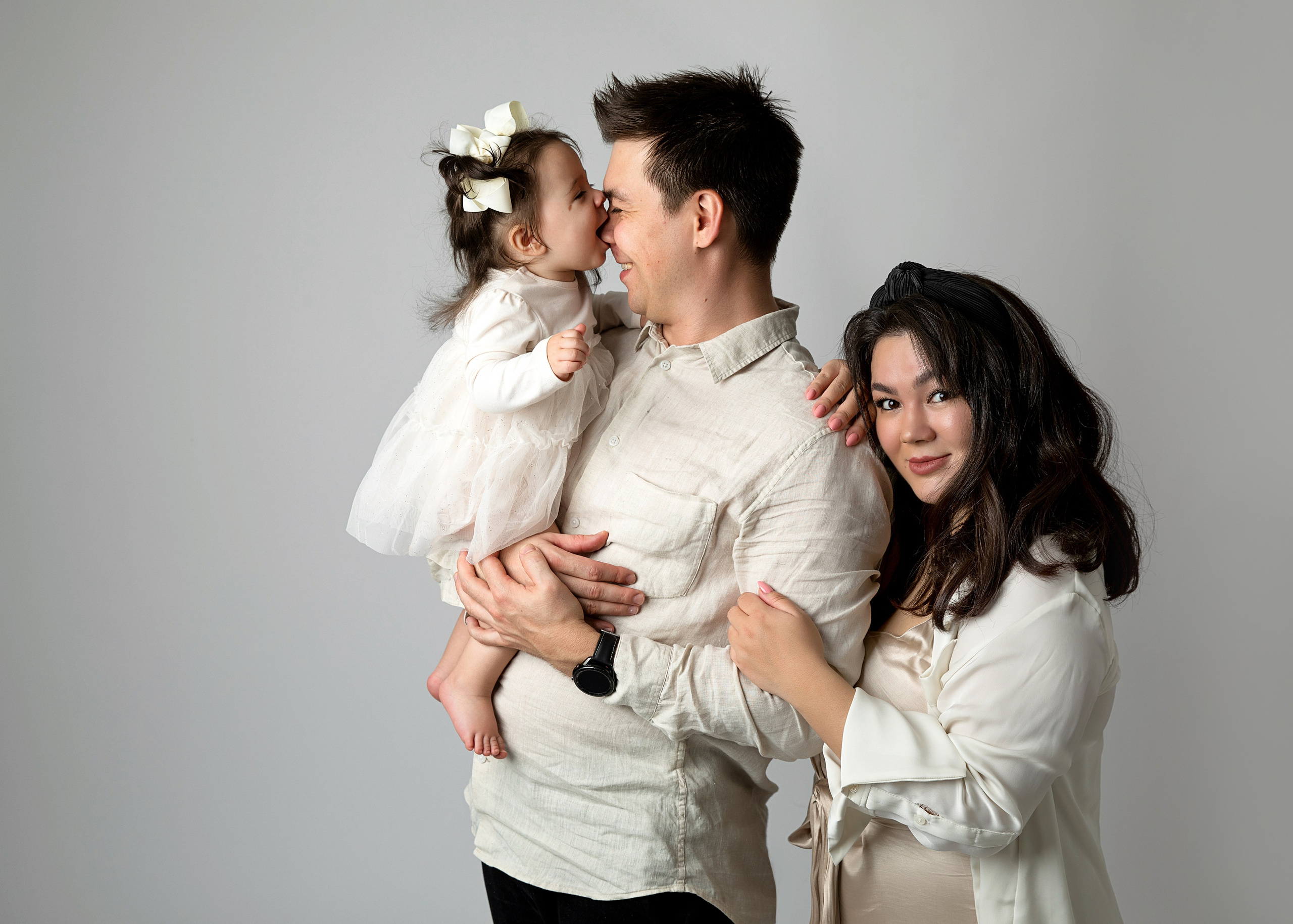 Mamma, pappa och barn tillsammans i en minnesvärd familjefotografering i vår fotostudio.