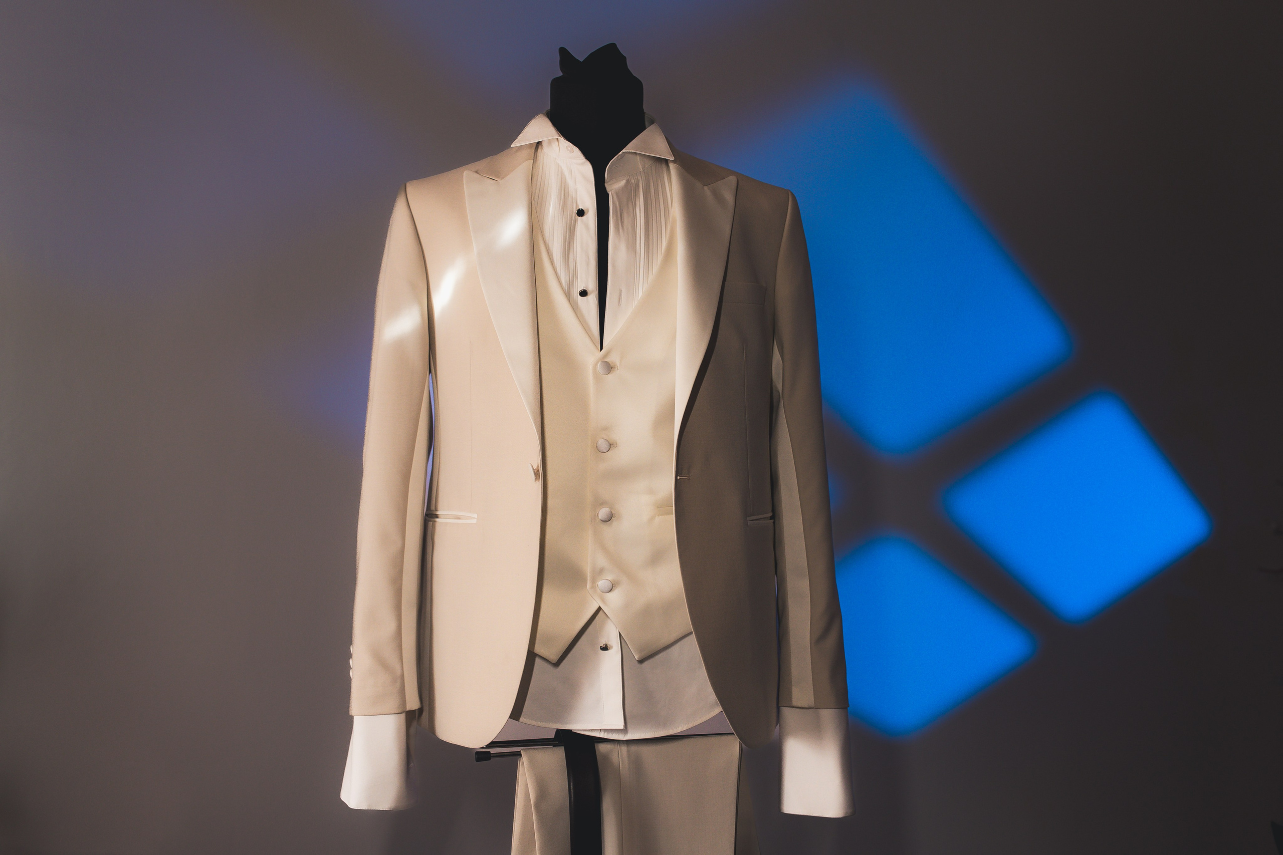 Cadru elegant cu costumul mirelui in ziua nuntii