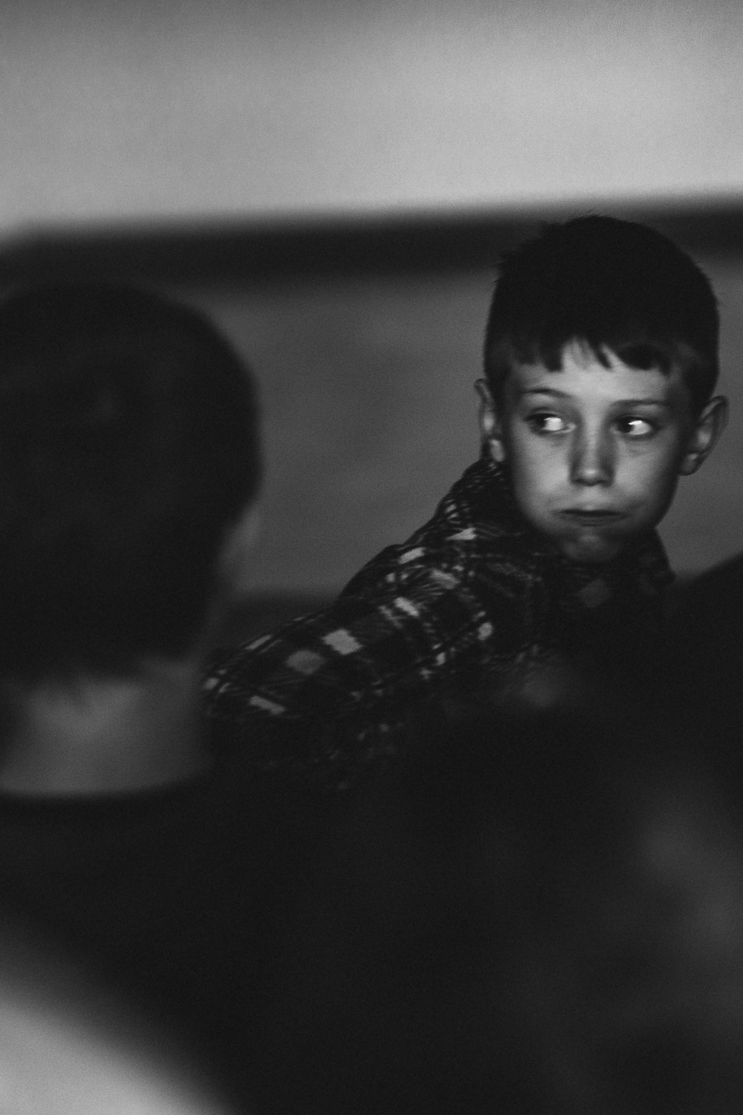 портрет чёрно-белый социальная фотография Детский дом мальчик сидящий в пол оборота