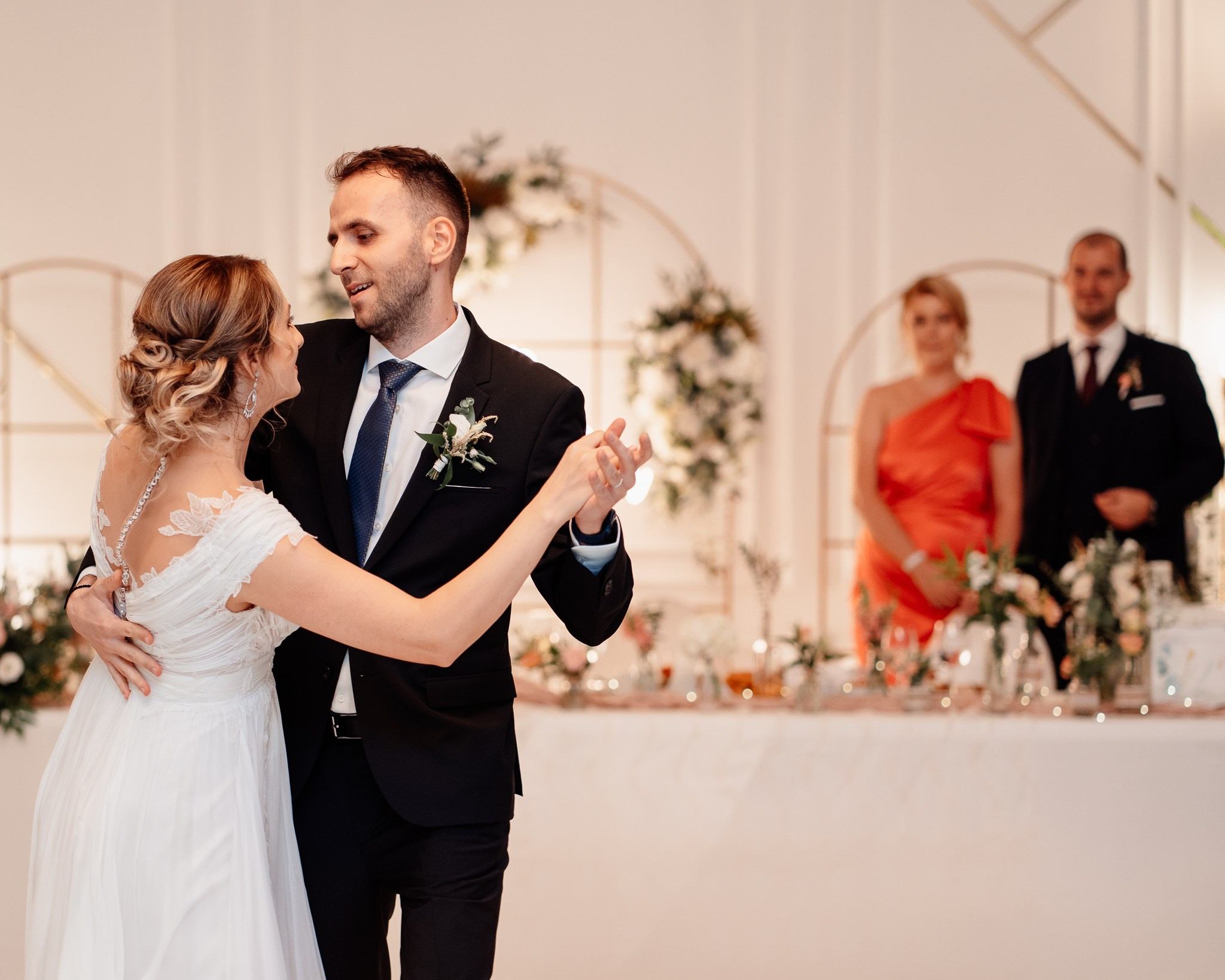 Moment emoționant între miri în ziua nunții, surprins într-un cadru natural și romantic, la Conacul din Livada. Fotografie de nuntă profesională, editată artistic pentru a evidenția emoția și eleganța evenimentului.