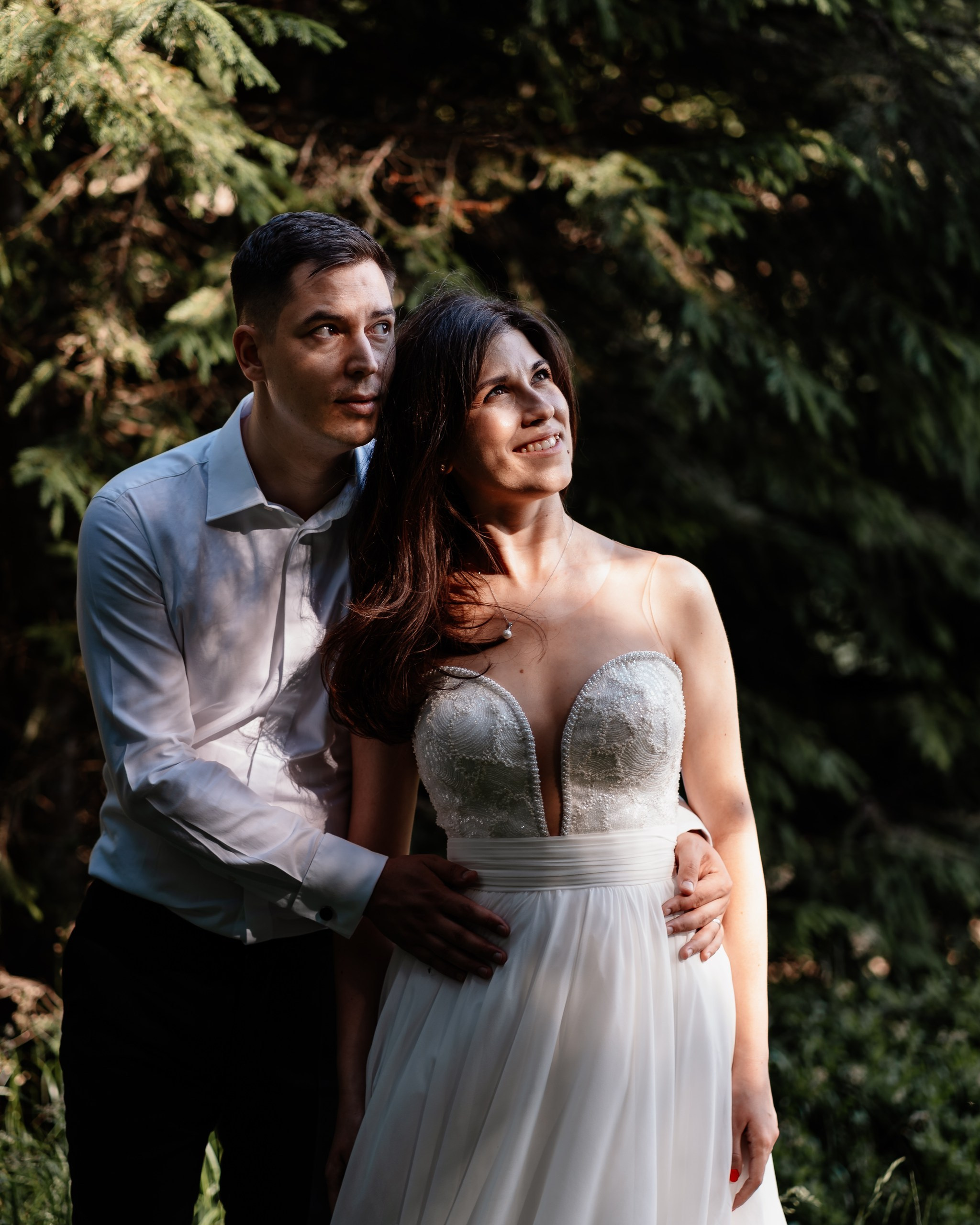 Moment emoționant între miri în ziua nunții, surprins într-un cadru natural și romantic, la Lacul Bolboci. Fotografie de nuntă profesională, editată artistic pentru a evidenția emoția și eleganța evenimentului.