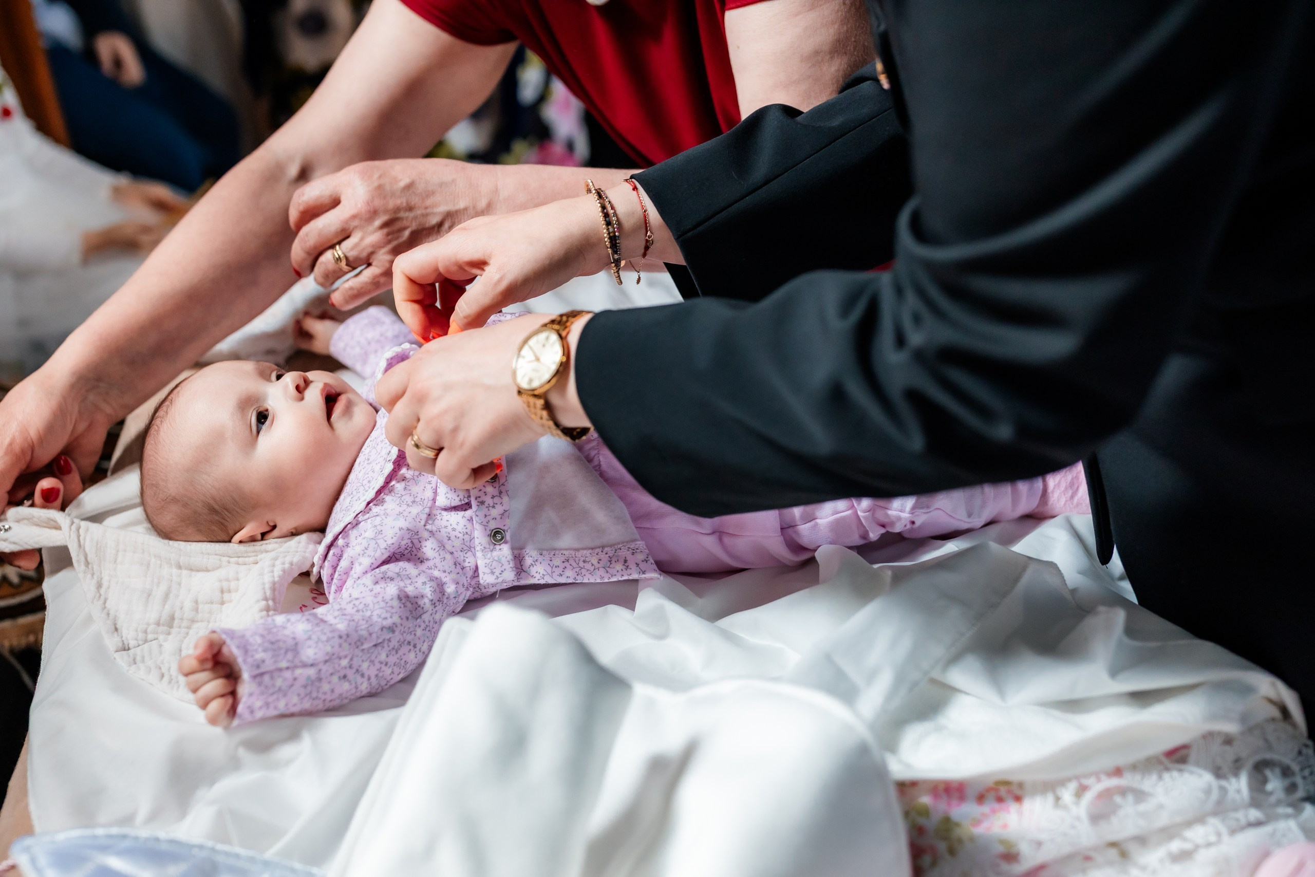 fotograf botez , fotografie botez Botoșani, fotograf Alin Chirilă, amintiri botez, fotografii botez, botez Miruna Parascheva, fotograf copii, fotografie botez în Botoșani-alt="botez , fotografie botez Alin Chirilă, amintiri botez, fotografii emoționante botez Botoșani"-- fotografii-botez-bebelus- amintiri-botez-micuț- moment-sfânt-crestinare- fotografie-emotionanta-botez- detalii-botez-bebelusi- parinti-fericiti-la-botez- fotograf-botez-profesionist- botez-in-biserica-ortodoxa- micuț-botezat-cu-emoție- zâmbete-și-lacrimi-la-botez- bebeluș-la-cristelniță- decor-botez-colorat- botez-cu-dragoste-și-credință- emotie-pura-la-botez- fotograf-botez-botosani- botez-iasi-suceava-fotograf- amintiri-nepretuite-botez-- Preotul ținându-l pe micuțul Mathias Gabriel la botez, în biserica Înălțarea Domnului, Copălău  - Detalii de la botezul lui Mathias – lumânare, trusou și icoană  - Familia lui Mathias Gabriel alături de micuț, în ziua botezului  - Portret emoționant cu mama și bebelușul în brațe, în biserică,fotograf profesionist evenimente Botoșani, Iași, Suceava, Fălticeni, Bacău, Pașcani, Roman - AlinoFotoStudio by Alin Chirilă - servicii foto nuntă, botez, cununie, ședințe foto creative, albume personalizate, fotografii emoționante și calitative pentru cele mai importante momente din viață,fotograf nuntă Botoșani Alin Chirilă,  ședință foto botez Iași - AlinoFotoStudio,  servicii fotograf profesionist evenimente Suceava,  fotograf cununie civilă Fălticeni - Alin Chirilă,  album foto nuntă personalizat Bacău.“Bebeluș botezat în biserică, ținut în brațe de nași”	•	“Detaliu cu lumânarea de botez decorată cu flori albe”	•	“Părinți emoționați alături de copilul lor la ceremonia de botez”	•	“Masa festivă de botez cu decor tematic și tort personalizat”	•	“Momentul în care preotul toarnă apă sfințită pe fruntea bebelușului”	“Bebeluș în rochie albă de botez, zâmbind în brațele mamei”	•	“Detaliu cu cruciulița de botez așezată pe o pernă de satin”	•	“Părinți și nași aprinzând lumânările în timpul ceremoniei de botez”	•	“Tort de botez decorat cu figurine tematice și numele copilului”	•	“Copil botezat dormind liniștit în pătuțul decorat festiv”	•	“Momentul în care preotul binecuvântează copilul în fața altarului”	•	“Invitați adunându-se în jurul mesei festive la petrecerea de botez”	•	“Bebeluș ținând în mână o jucărie personalizată primită la botez”	•	“Familie fericită pozând împreună după ceremonia de botez”	•	“Decor tematic cu baloane și flori la locația petrecerii de botez” fotograf Botoșani fotograf evenimente fotograf botez Alin Chirila fotograf alinofotostudio.fotograf botez Amelis Maria, fotografie botez Botoșani, fotograf Alin Chirilă, amintiri botez, fotografii botez, botez Amelis Maria, fotograf copii, fotografie botez în Botoșani,