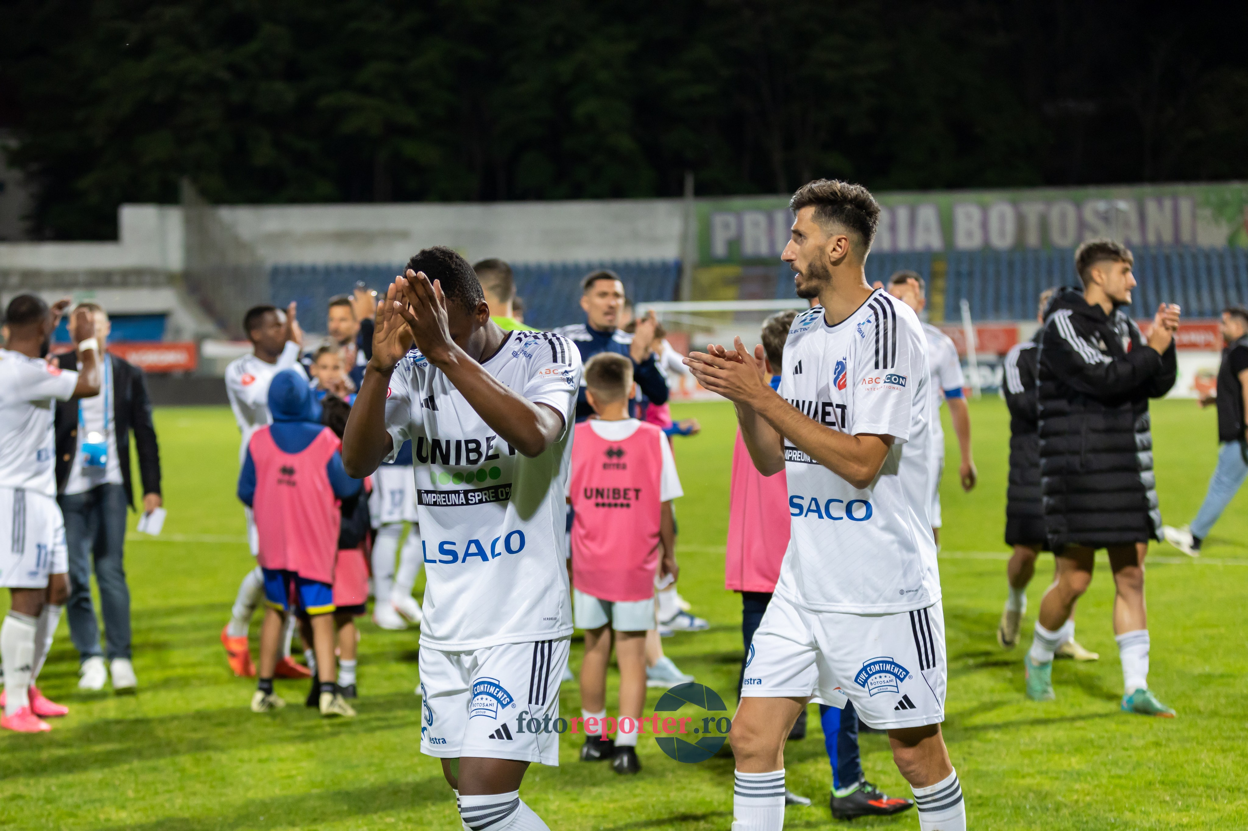 Galerie Foto: FC Botoșani vs. CS Mioveni - Pe 17 mai 2024, am fost martorii unei partide incredibile între FC Botoșani și CS Mioveni, în prima manșă a barajului pentru evitarea retrogradării. În fața unui stadion plin de emoție și speranță, echipa noastră a obținut o victorie importantă, cu un gol marcat de Aldair în minutul 93. 💪 *FC Botoșani 1-0 CS Mioveni*⚽️ Urmăriți momentele cheie ale meciului și bucuria suporterilor în această galerie foto! Pregătiți-vă pentru meciul de retur de pe 24 mai, când vom lupta din nou pentru a rămâne în prima ligă.#FCBotoșani #CSMioveni #BarajRetrogradare #ForzaBotoșani 