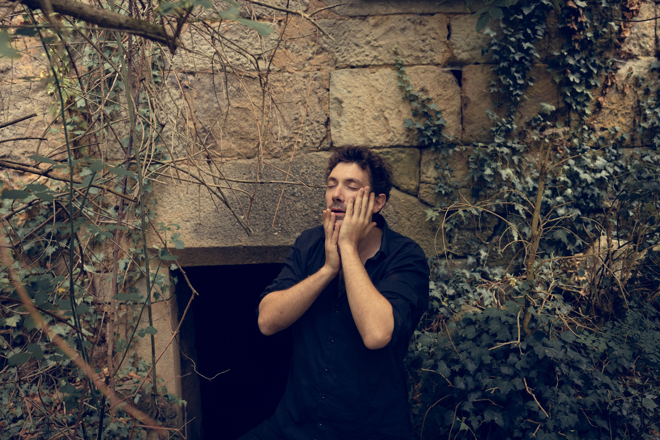 Portrait du portfolio d’un acteur Avignon Provence France. Histoires d’amour, séances photos de famille et de mariage en France