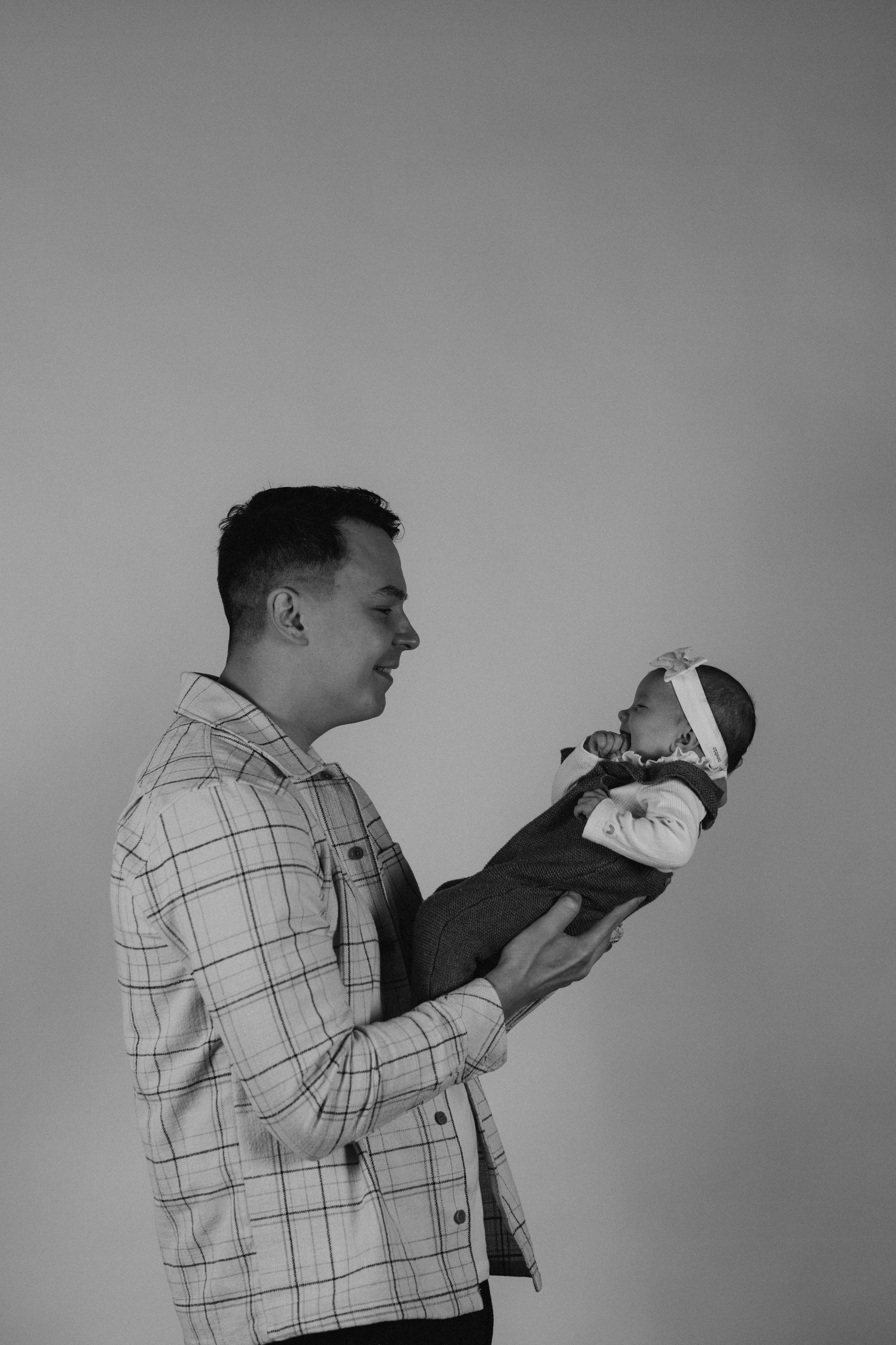 Family, bnw, photoshoot. Wedding and portrait photographer in Helsinki Vickan O