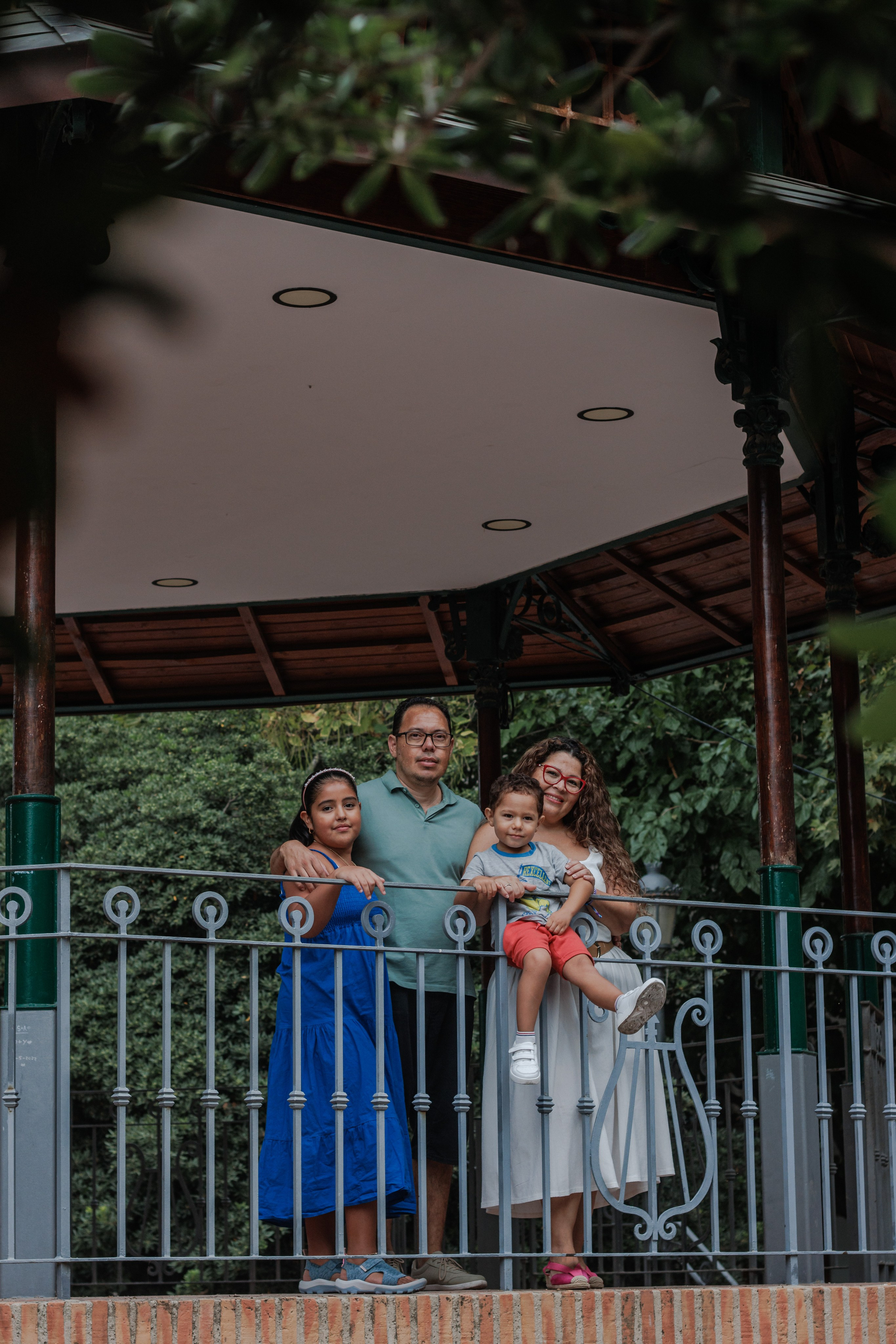 Сaminar en el patio de recreo. Fotógrafo de retrato, familia y reportajes en Valencia | España | Europa Vitalii Lumier