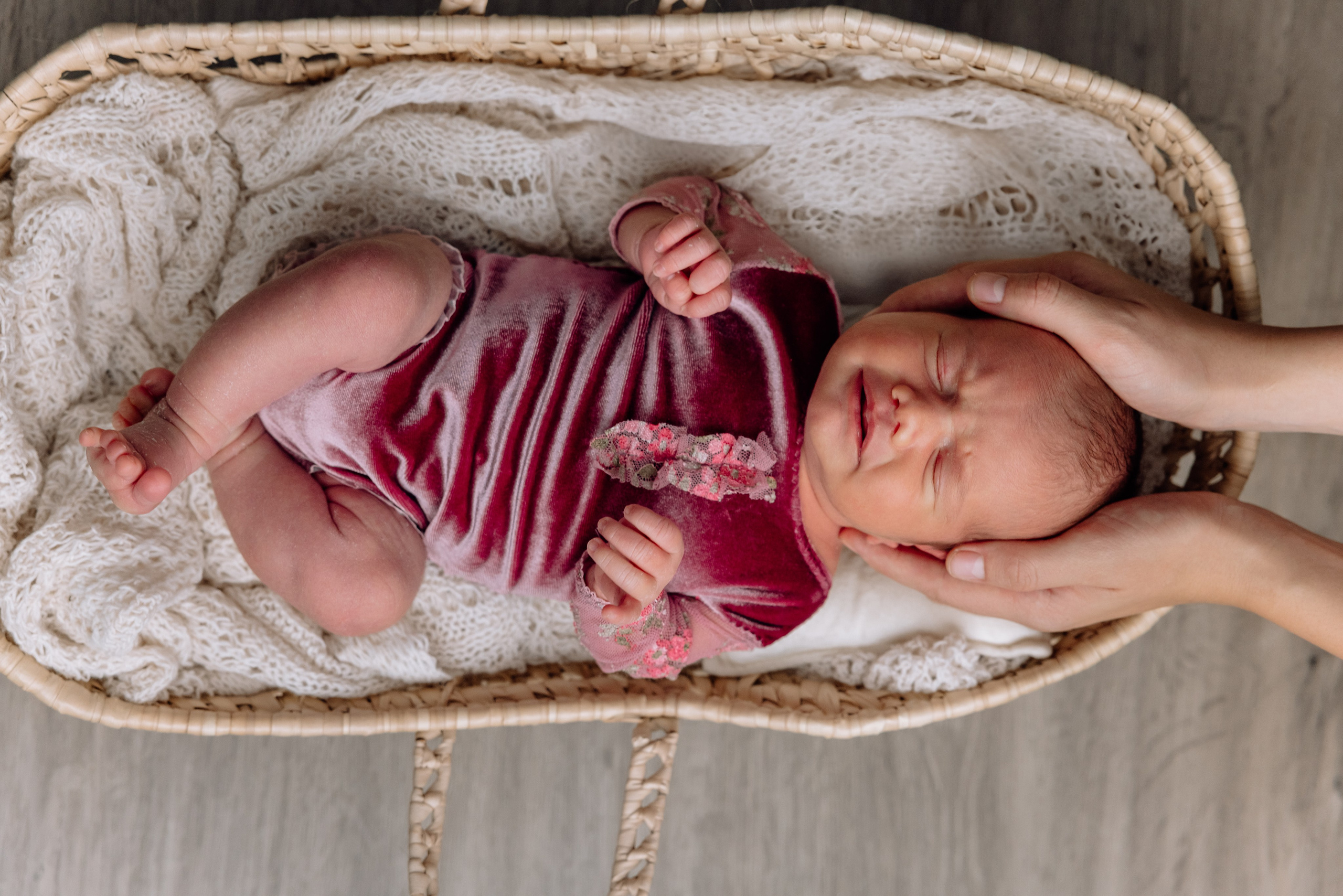 Baby liegt auf weicher Unterlage – ruhiges Familienshooting Dachau.