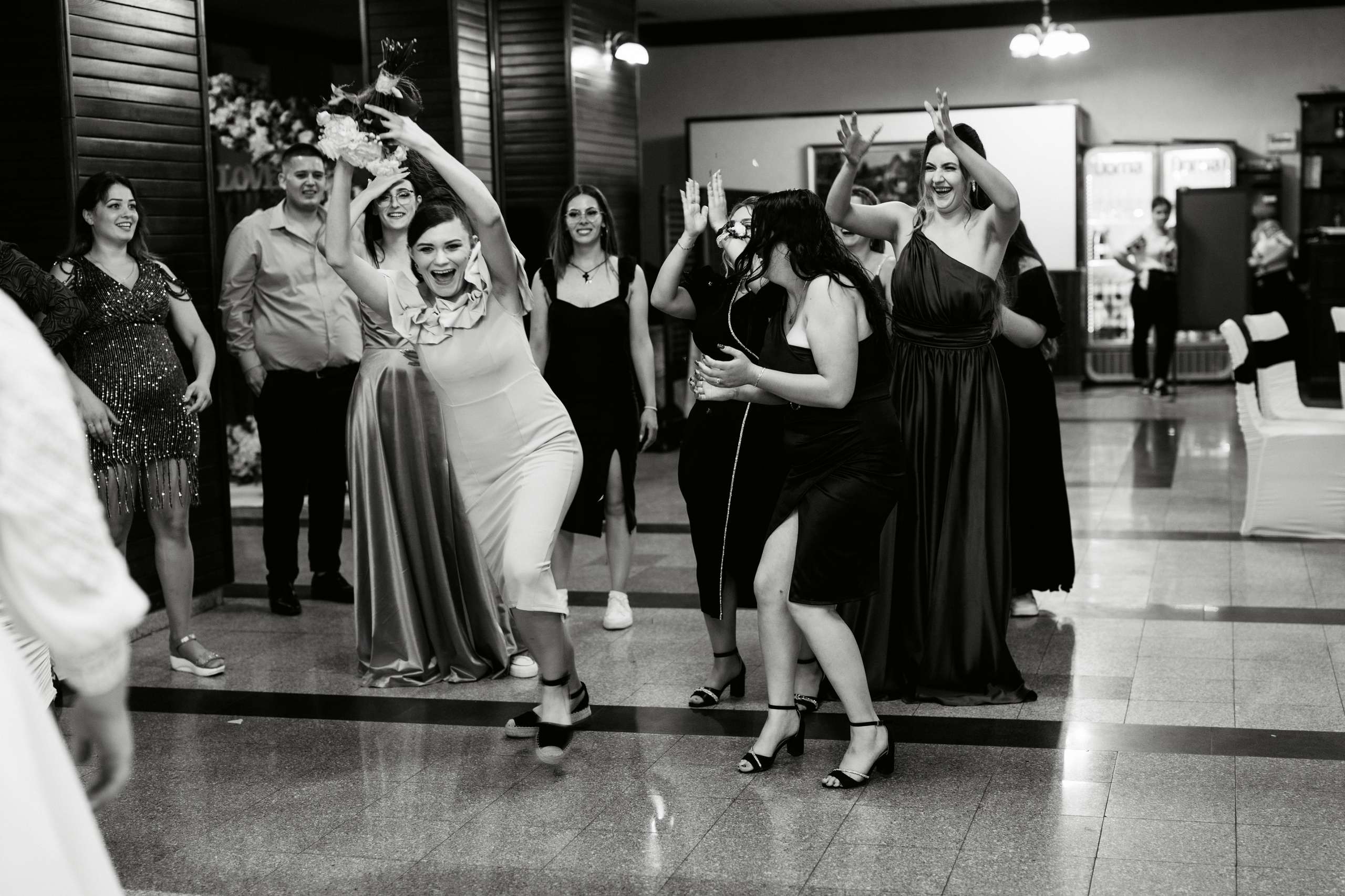 Fotograf profesionist de nuntă. Cu o abordare creativă și tehnici unice, spunem povestea voastră prin imagini pline de iubire și naturalețe. Descoperă arta fotografiei de nuntă . Fotograf Iasi, fotograf de nunta Suceava. Fotografii de nuntă. Pachet fotografii de nuntă. Fotograf Iasi, fotograf Suceava, fotograf Botosani, fotograf Romania. Servicii foto nuntă. Servicii foto-video.