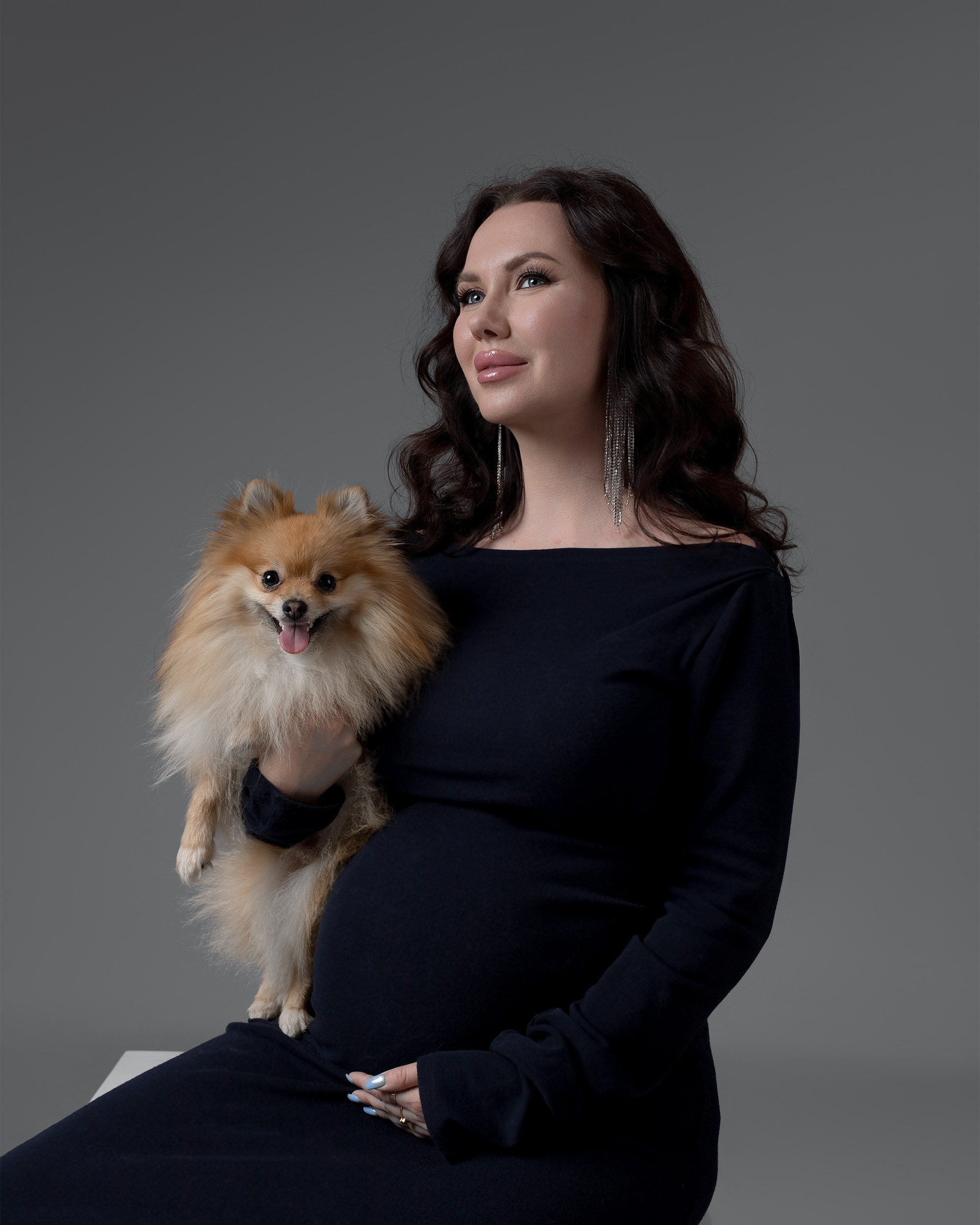 Embarazo y Maternidad sesiones de fotografía  con mascotas , sesiones de Embarazo en estudio 