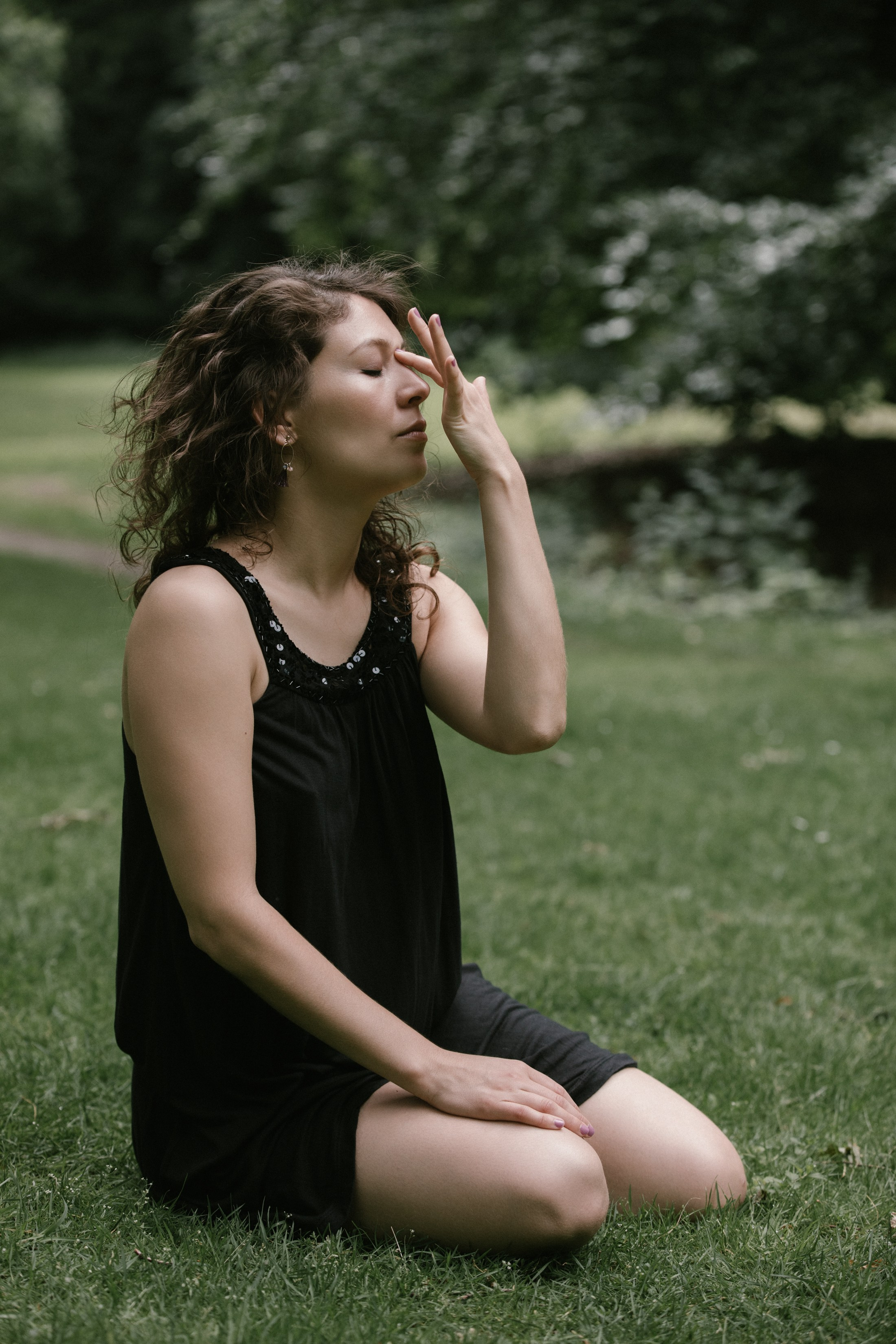 Ausdrucksvolle Handgeste, Tänzerin beim Meditieren im Park