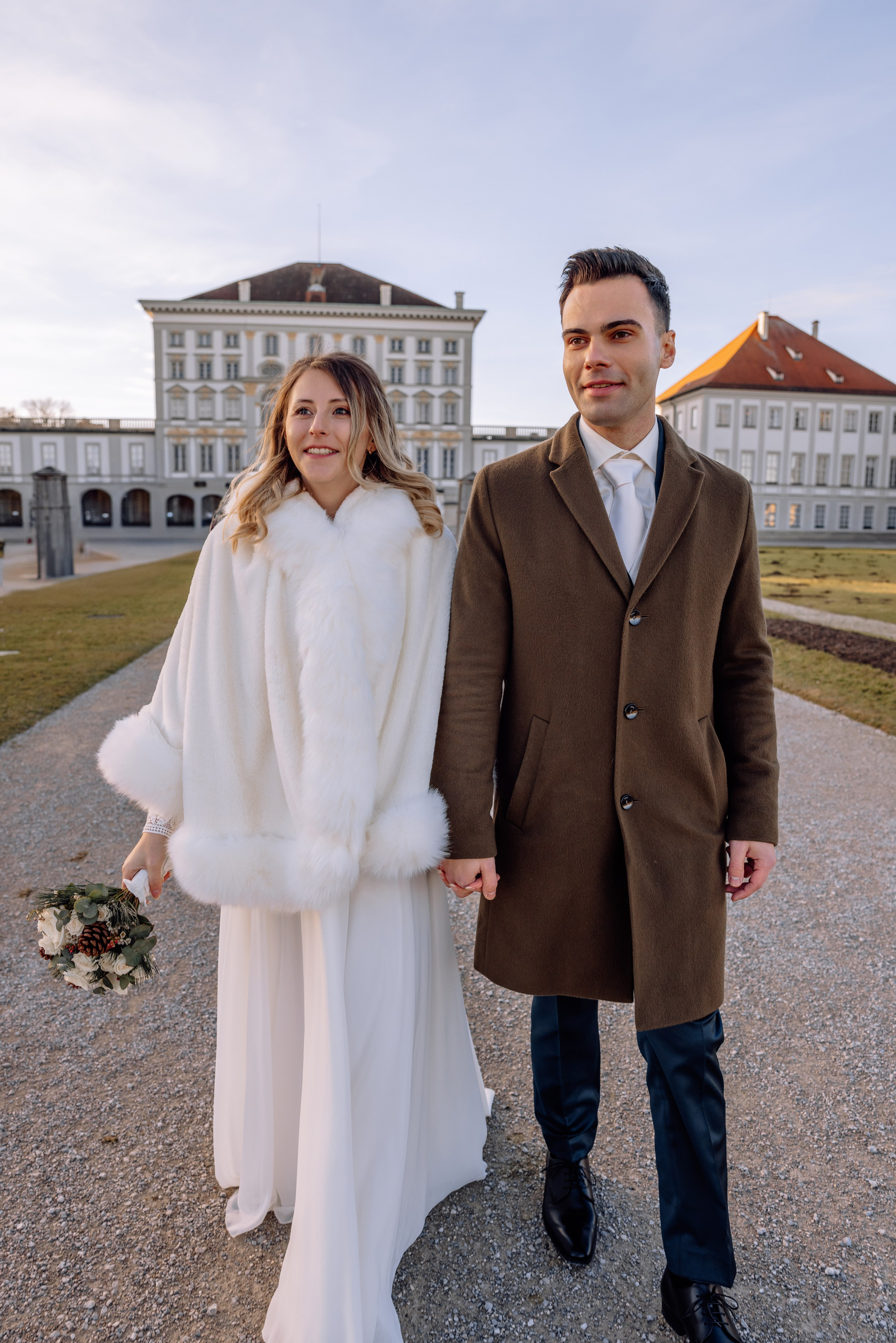 Braut und Bräutigam genießen einen Spaziergang im Schlosspark Nymphenburg