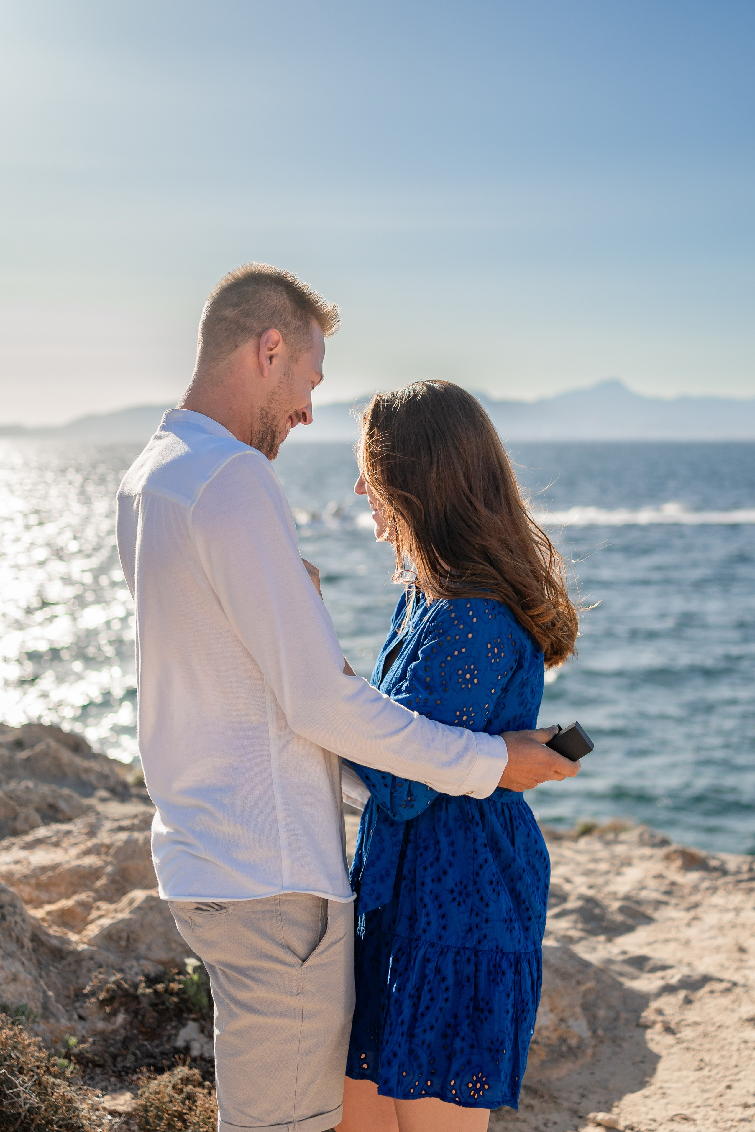 Romantischer Heiratsantrag auf Mallorca – Überraschung am Meer. Deine Fotografin auf Mallorca für Familien und Business