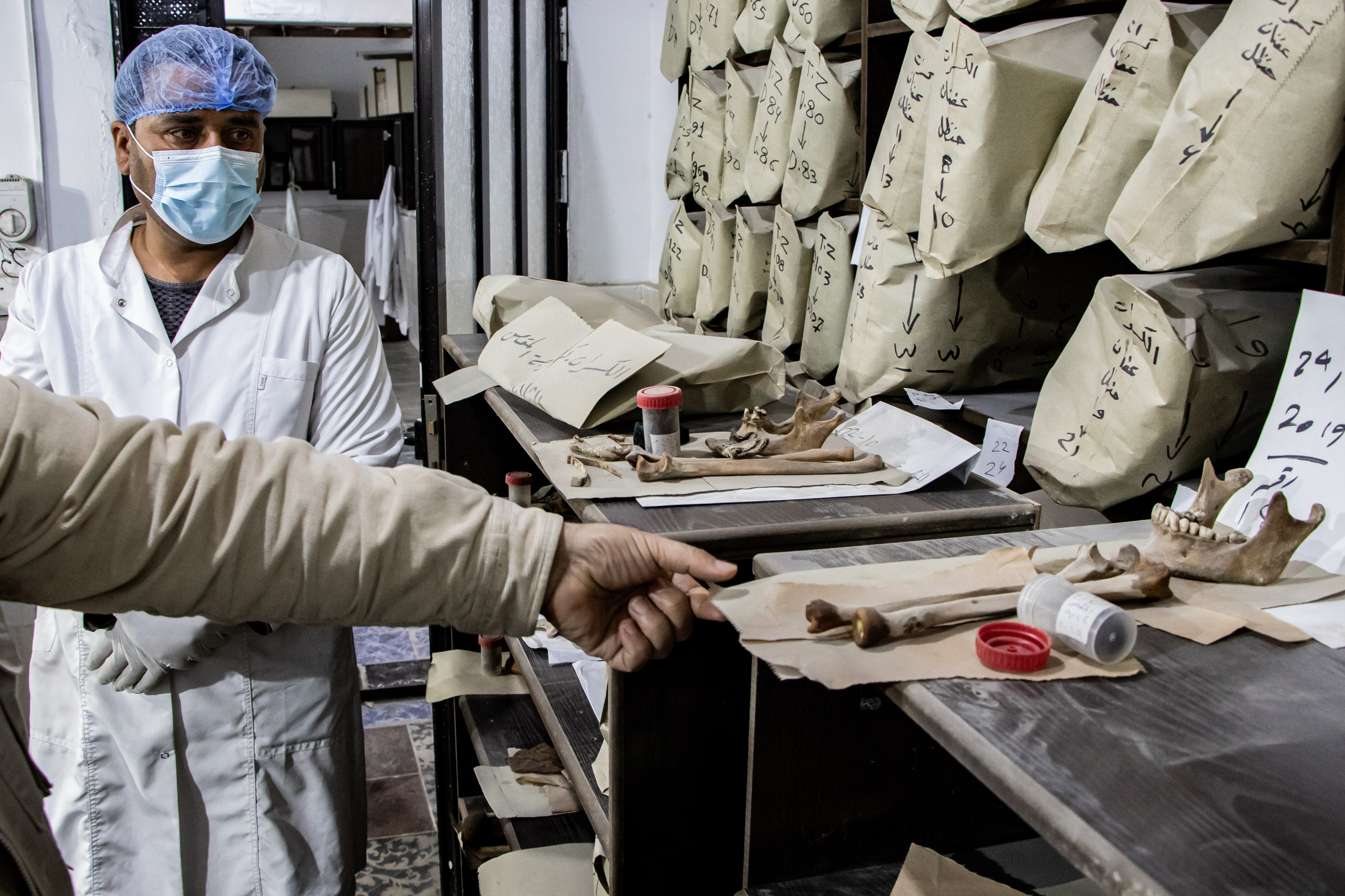 Association Syrian Missing Person, qui enquête sur les ossements retrouvés dans les fosses communes de Daesh.