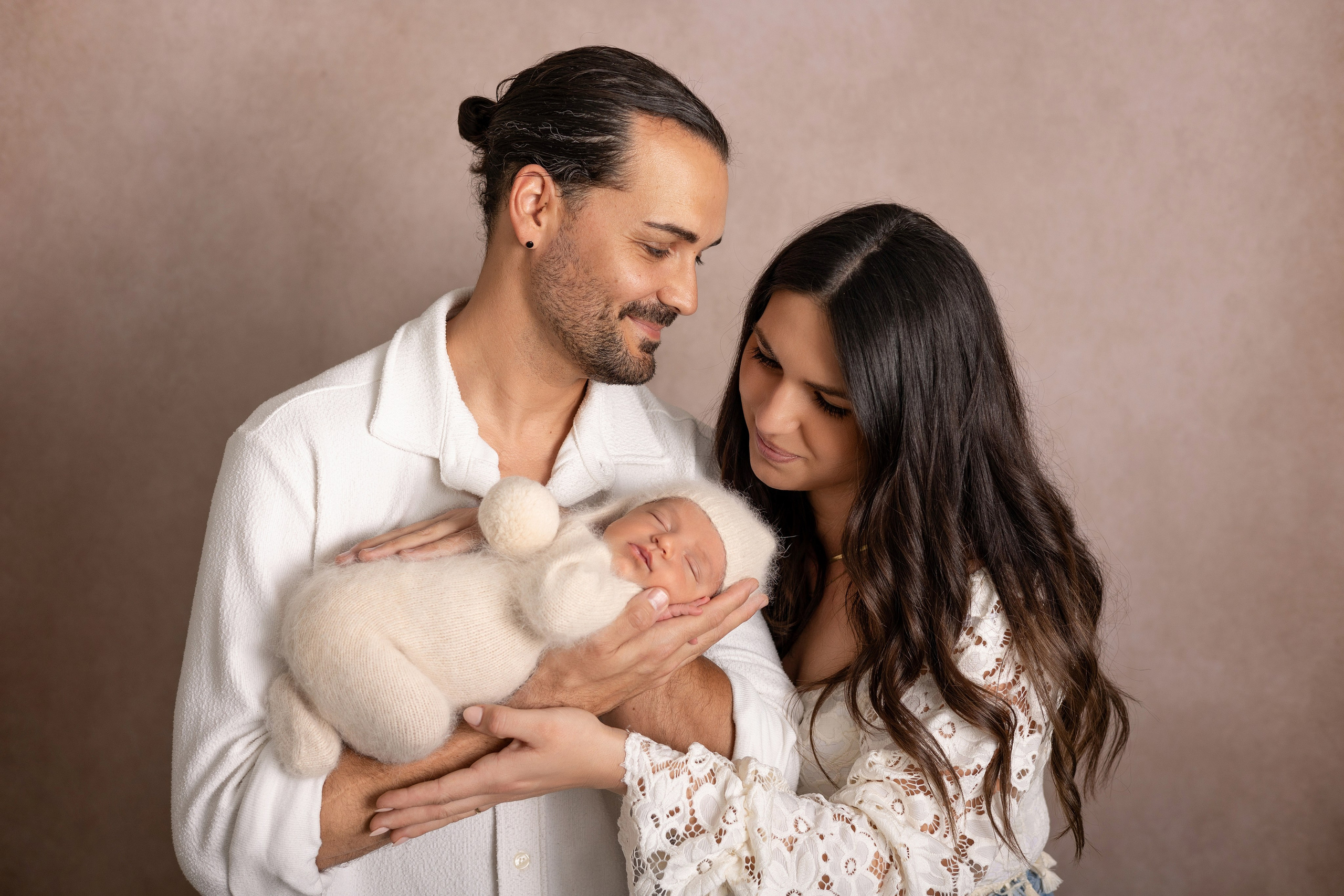 Baby kuschelt mit den Eltern – natürliche und zarte Familienbilder in Lüdenscheid