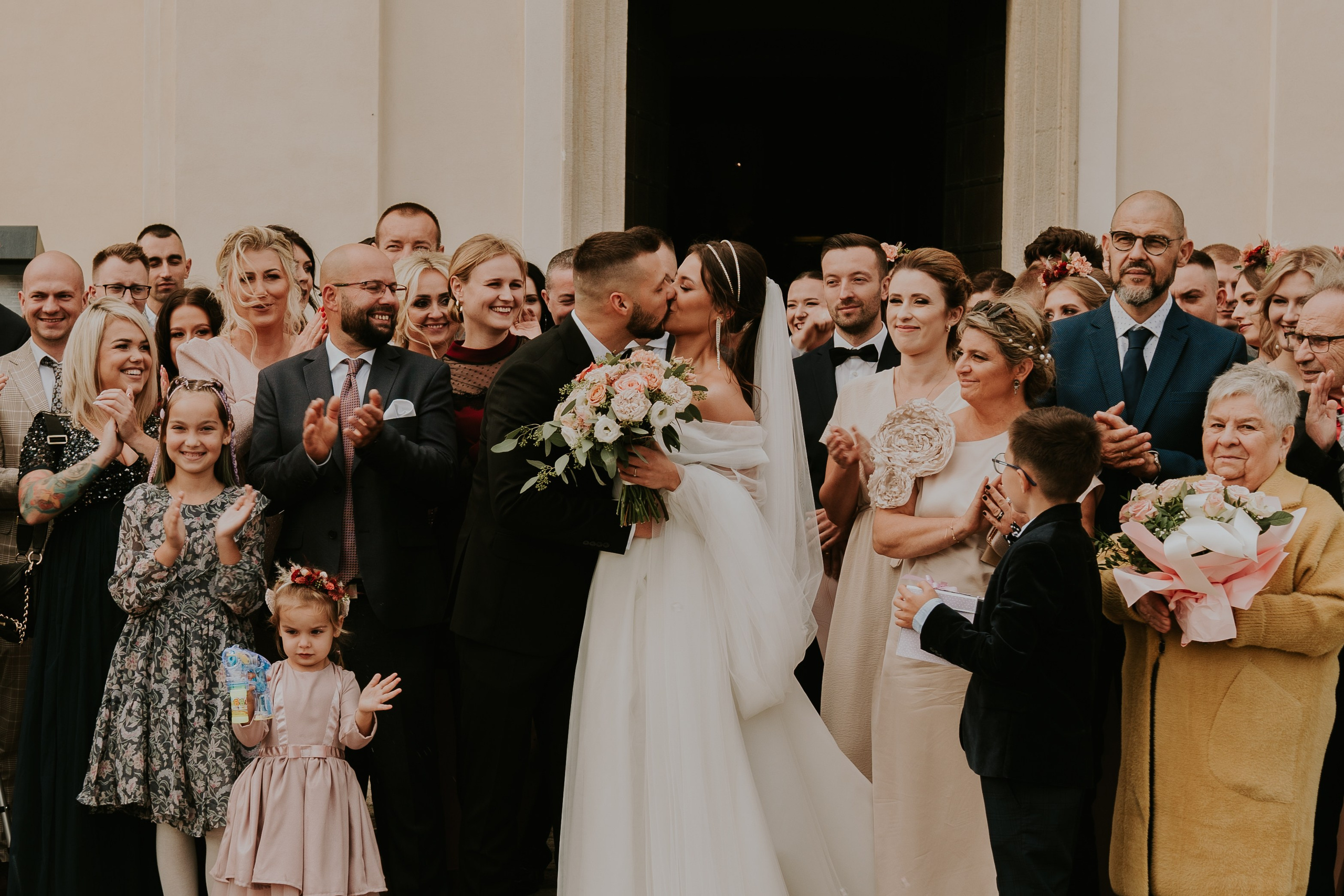 Sala Koralowa w Jaworzu: Opowieść o ślubie Nikoli i Kacpra. Karkowskafoto - fotografia miłości