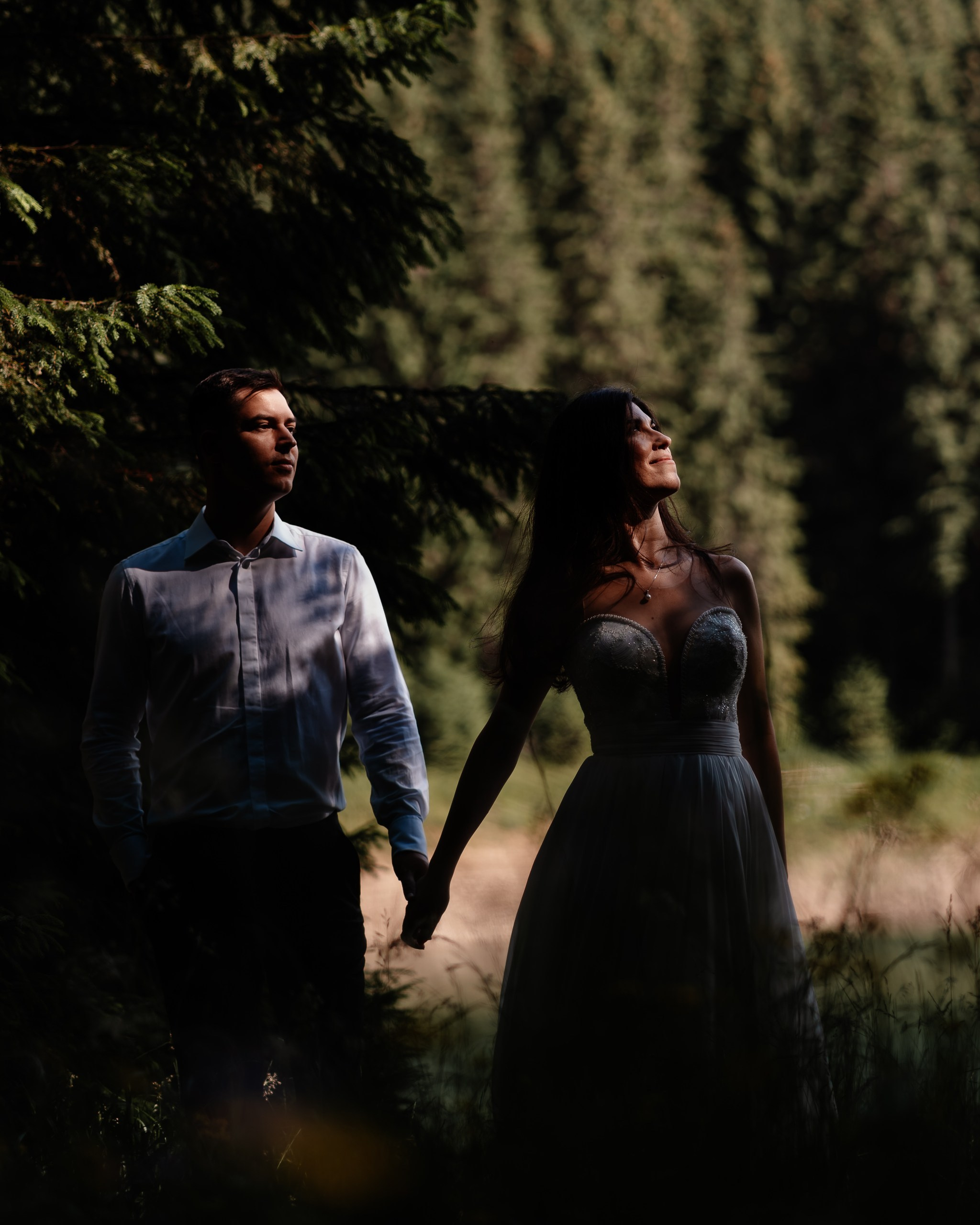 Moment emoționant între miri în ziua nunții, surprins într-un cadru natural și romantic, la Lacul Bolboci. Fotografie de nuntă profesională, editată artistic pentru a evidenția emoția și eleganța evenimentului.