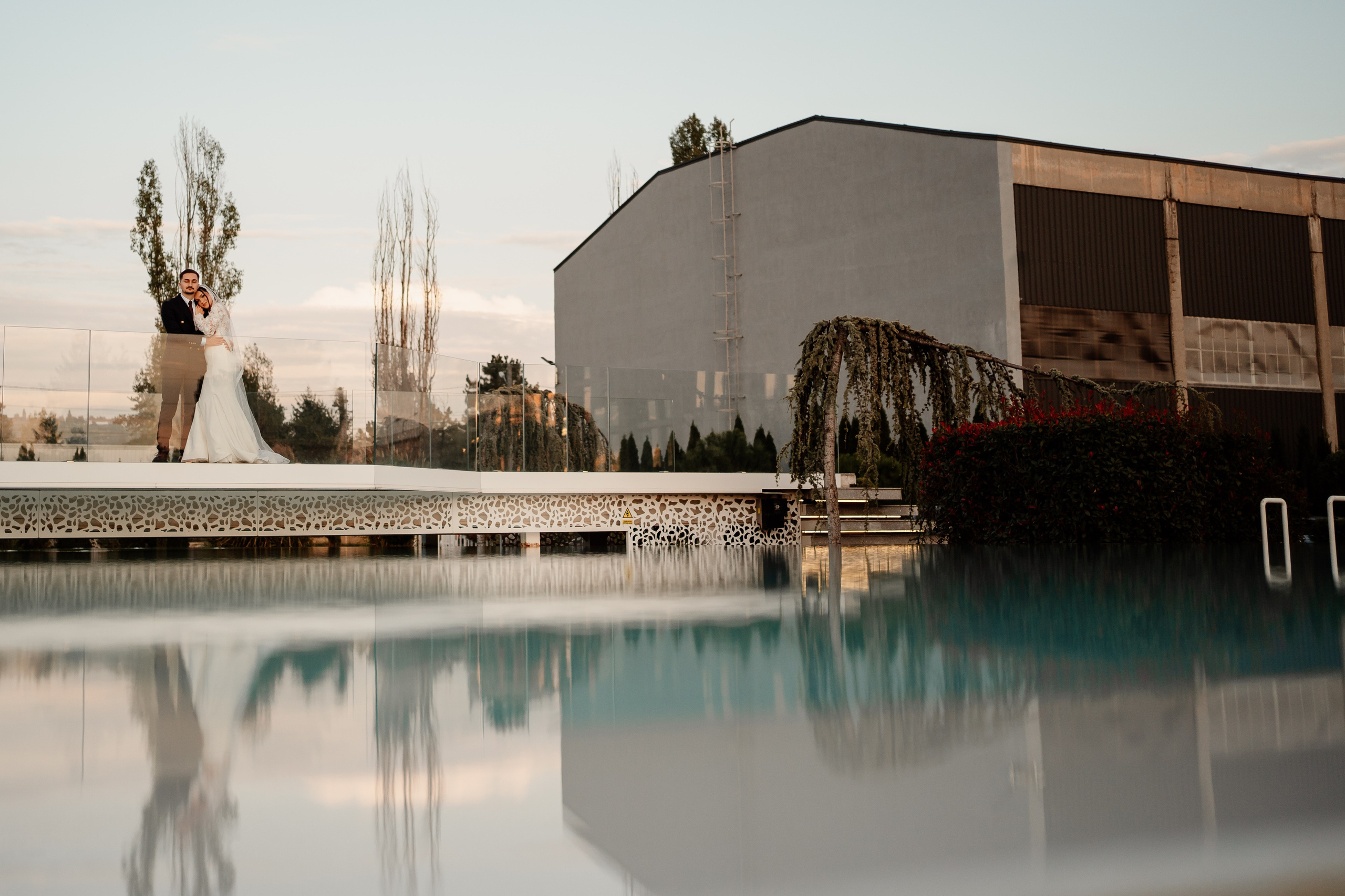 Moment emoționant între miri în ziua nunții, surprins într-un cadru natural și romantic, la Reina Events. Fotografie de nuntă profesională, editată artistic pentru a evidenția emoția și eleganța evenimentului.