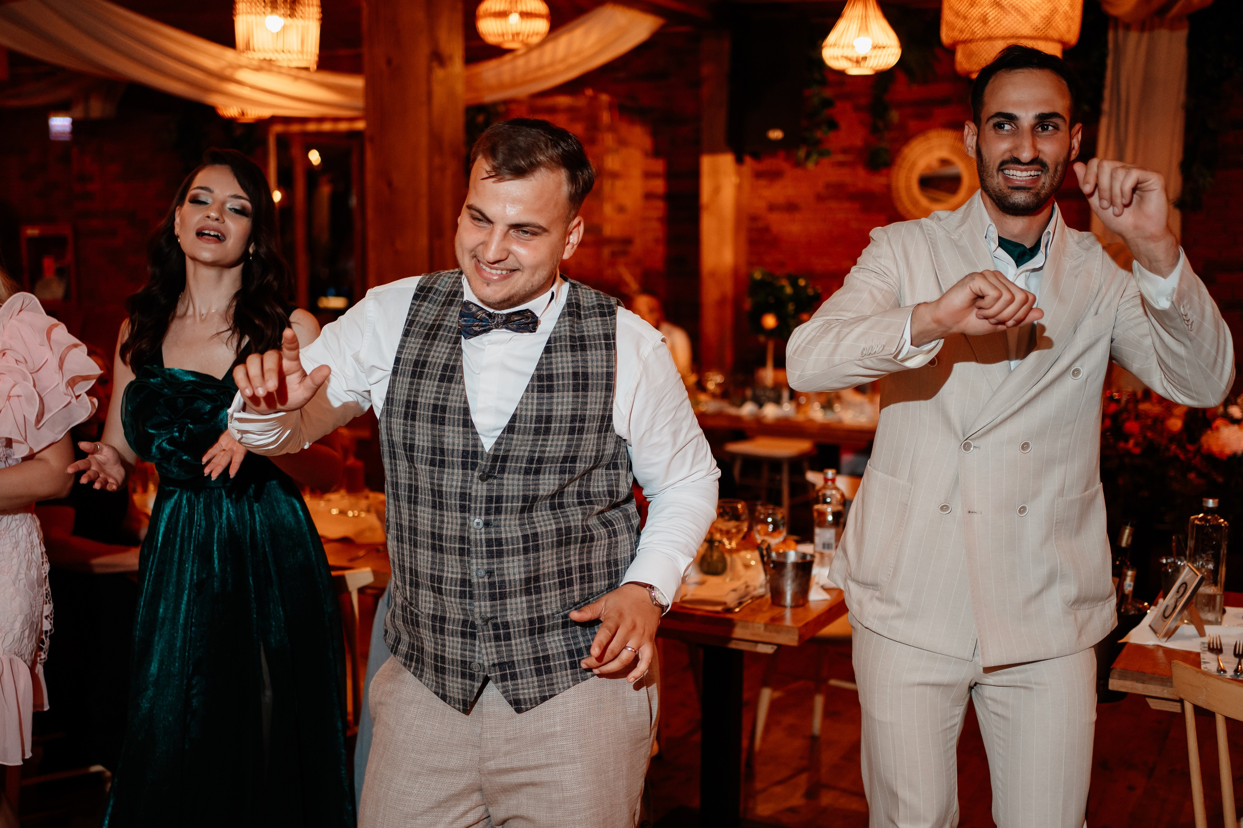 Moment emoționant între miri în ziua nunții, surprins într-un cadru natural și romantic, la Daimon Events. Fotografie de nuntă profesională, editată artistic pentru a evidenția emoția și eleganța evenimentului.