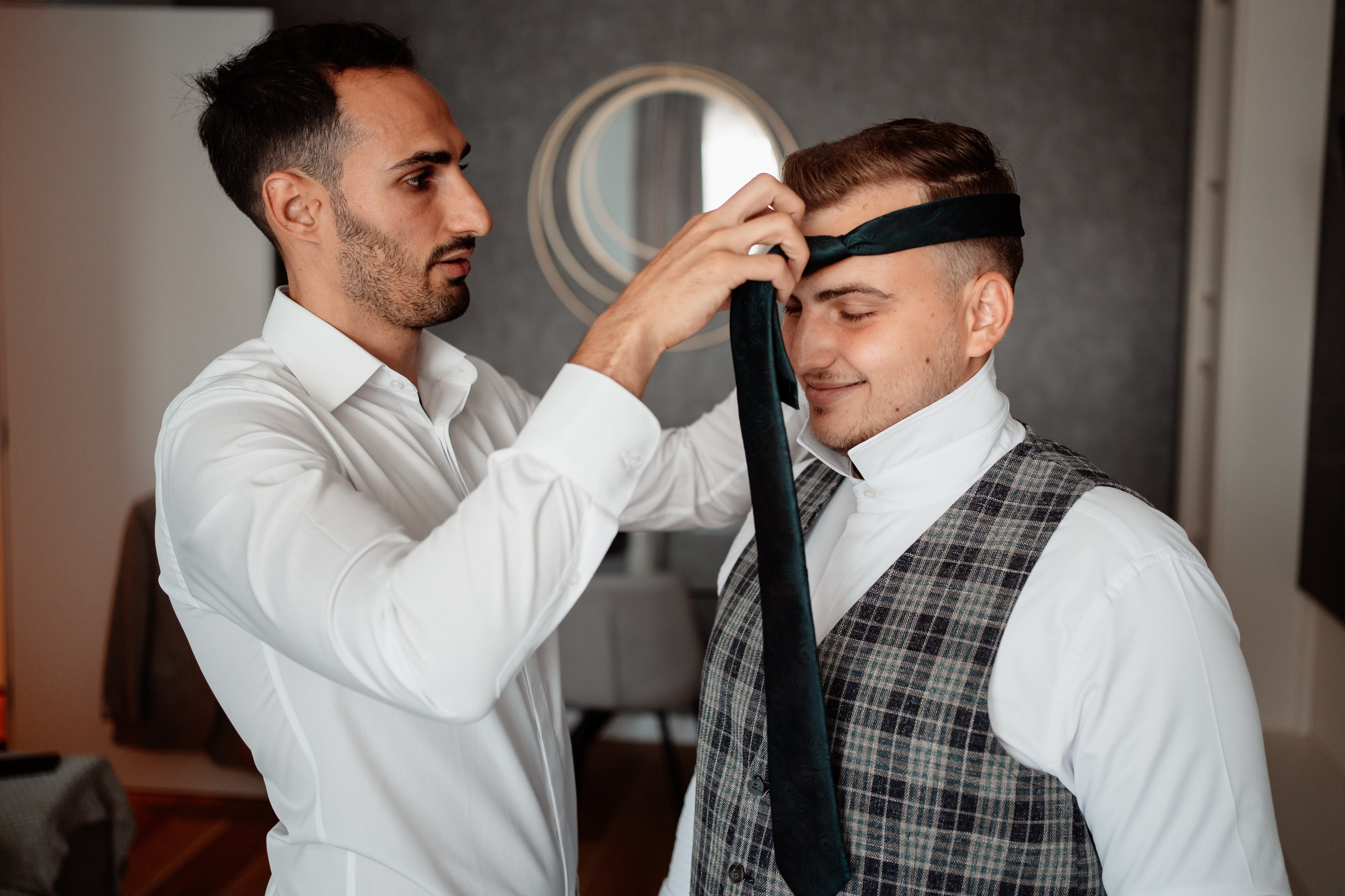 Moment emoționant între miri în ziua nunții, surprins într-un cadru natural și romantic, la Daimon Events. Fotografie de nuntă profesională, editată artistic pentru a evidenția emoția și eleganța evenimentului.