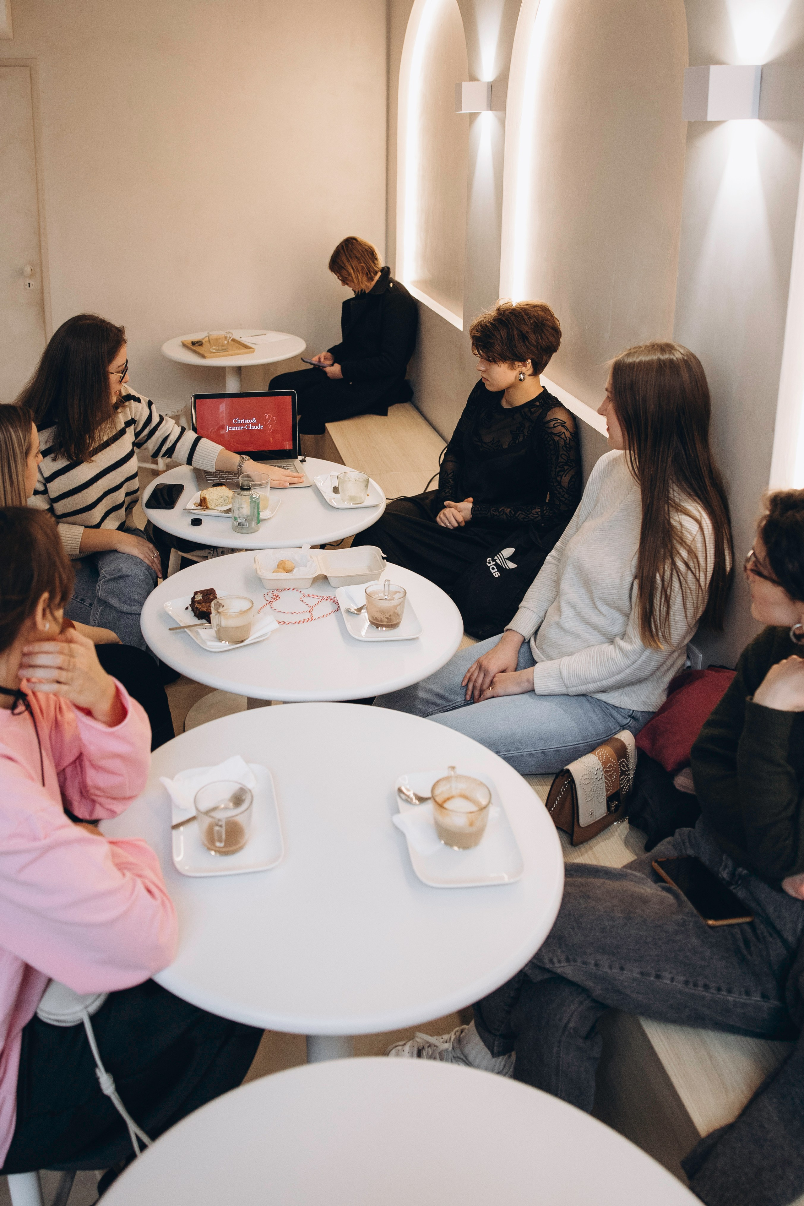 Event photo session for Art brunch Toulouse. Eugenie Smirnova — wedding, corporate and lifestyle photographer in Toulouse and Southwest France