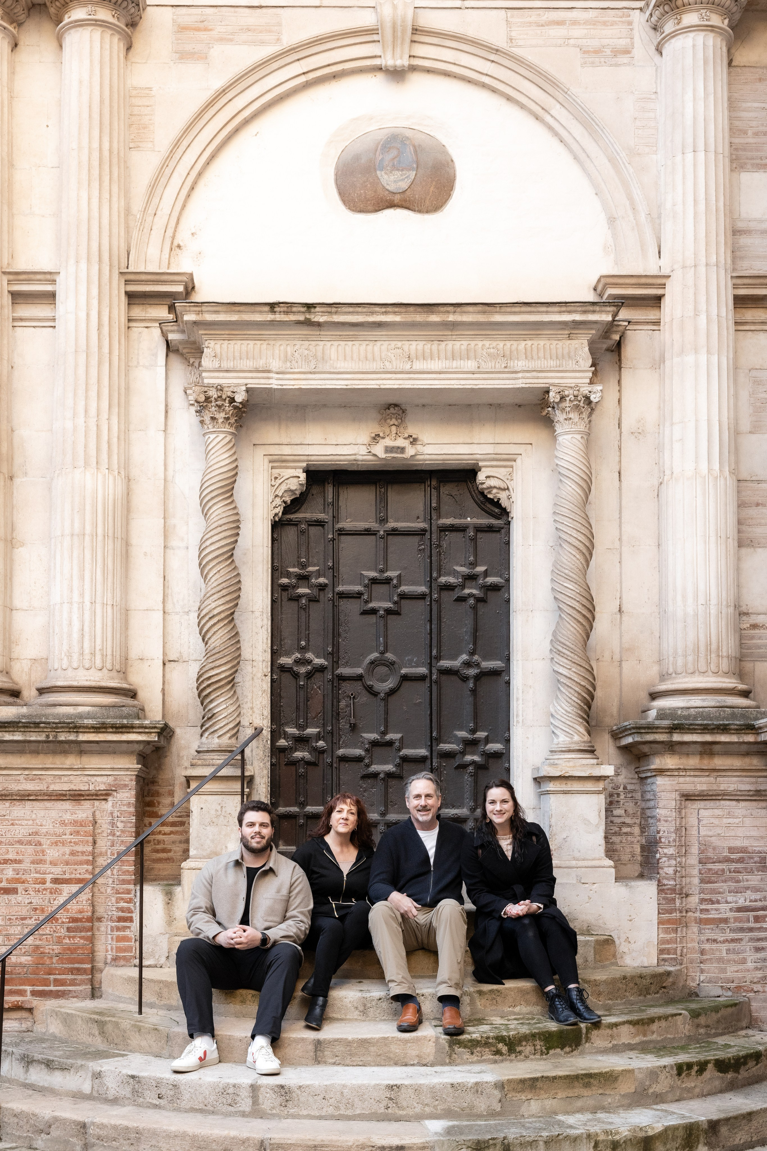 Séance photo de famille dans le centre-ville de Toulouse pour Cara’s Family. Eugénie Smirnova — Photographe à Toulouse et dans le Sud-Ouest