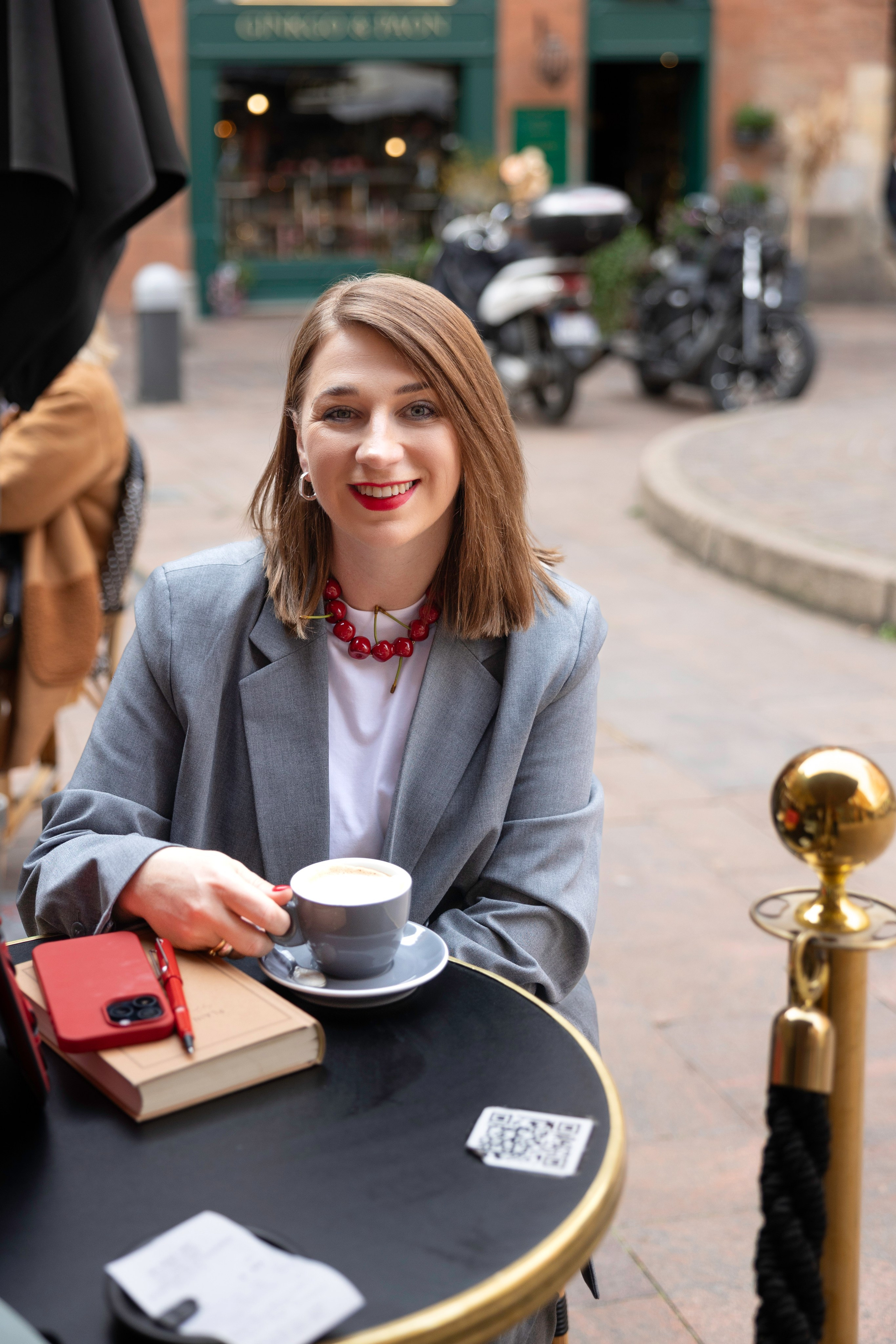 Personal Brand photoshoot in Toulouse. Eugenie Smirnova — wedding, corporate and lifestyle photographer in Toulouse and Southwest France