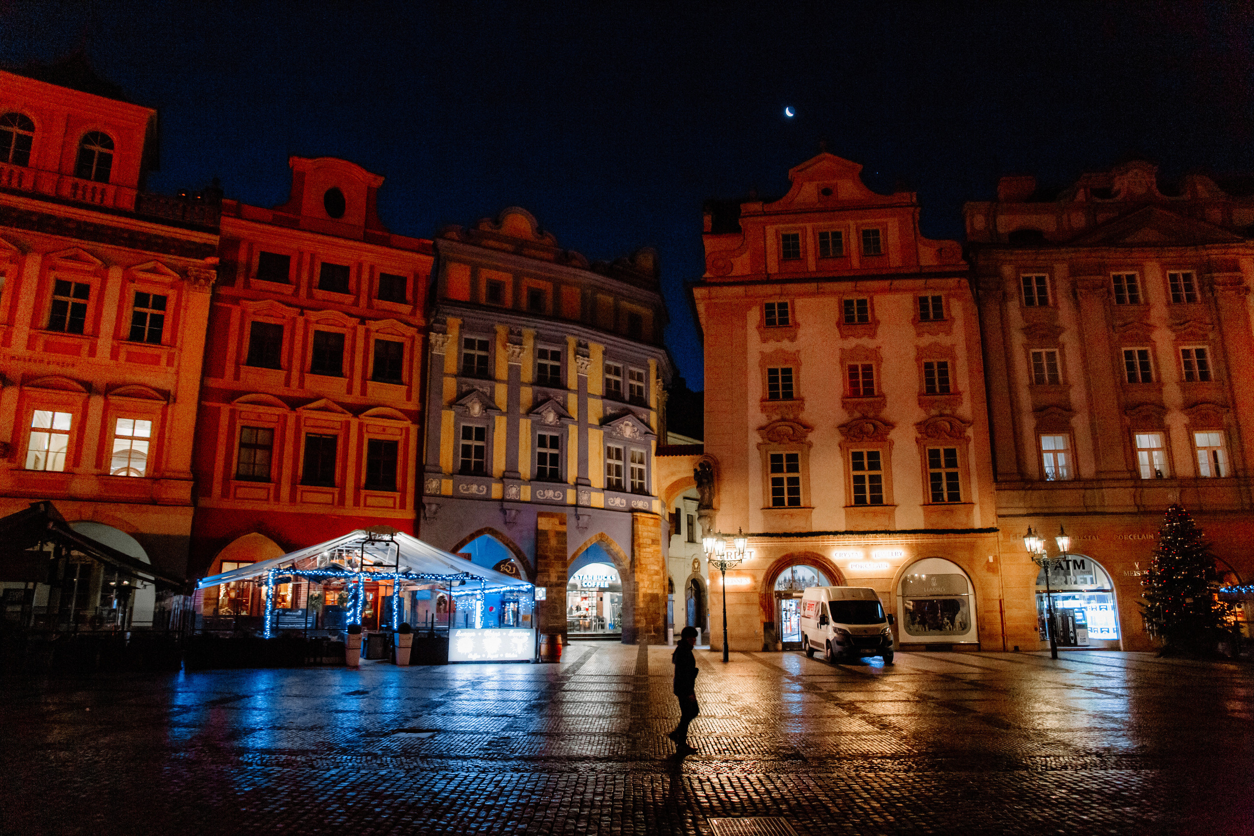 Christmas elopement of a couple in Prague. Wedding and portrait photographer in Poland Vitali Frozen