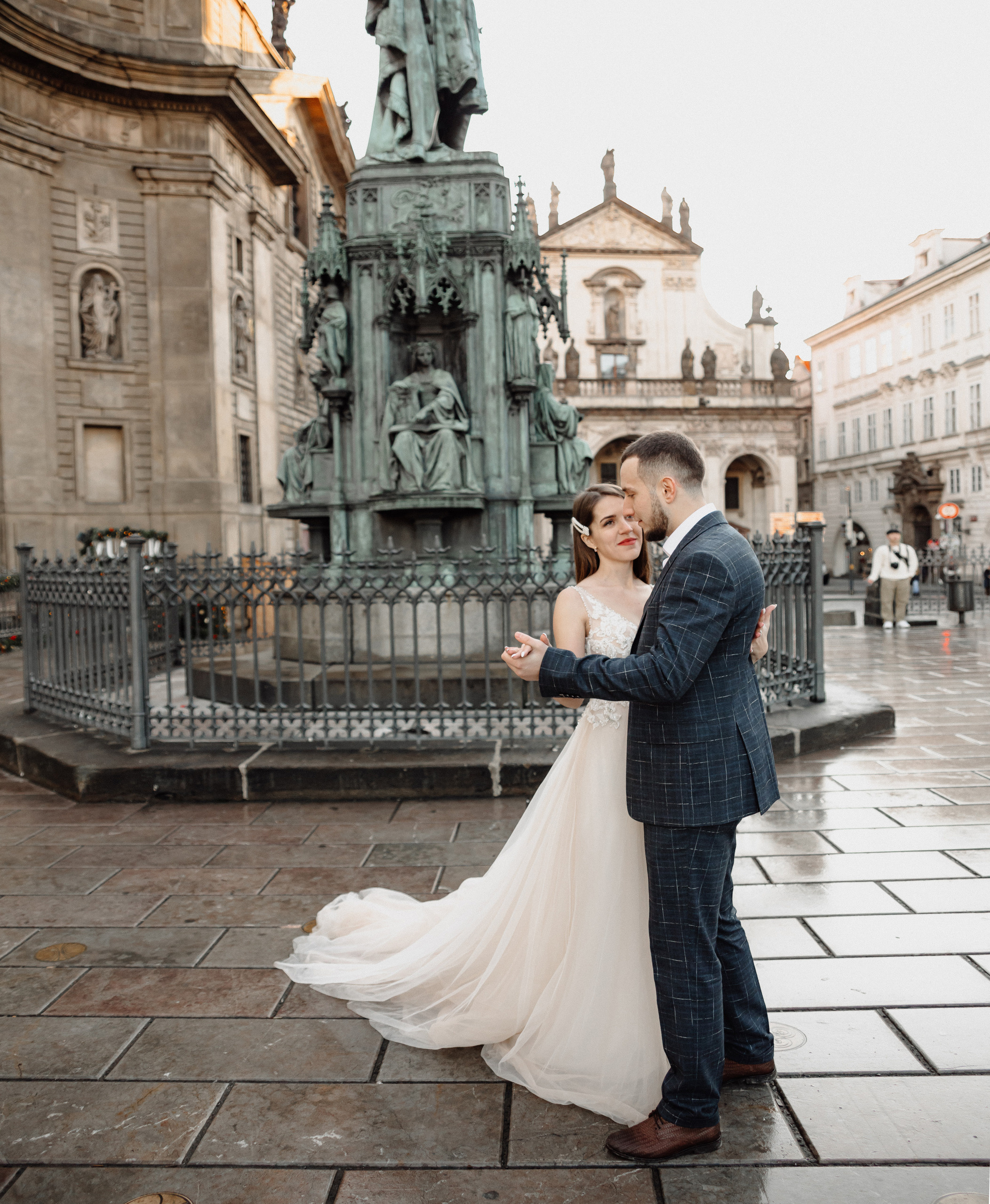 Christmas elopement of a couple in Prague. Wedding and portrait photographer in Poland Vitali Frozen
