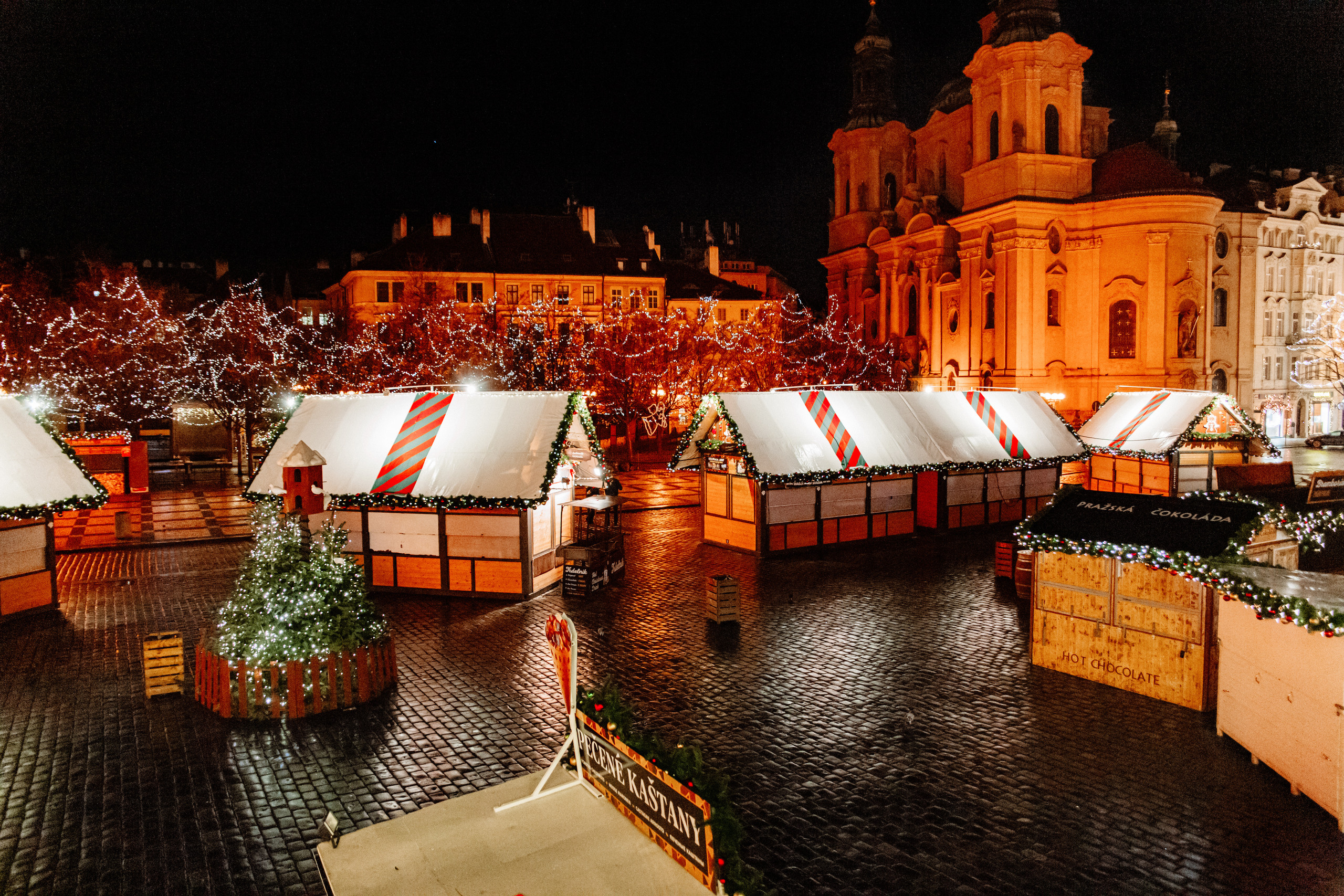 Christmas elopement of a couple in Prague. Wedding and portrait photographer in Poland Vitali Frozen