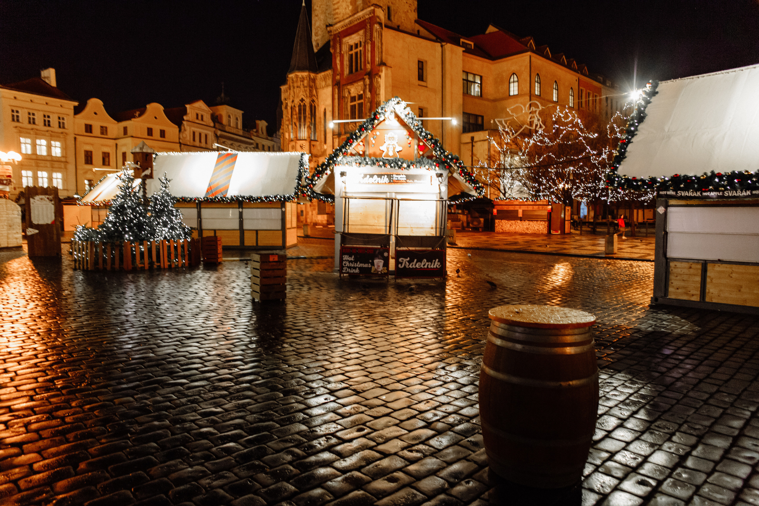 Christmas elopement of a couple in Prague. Wedding and portrait photographer in Poland Vitali Frozen