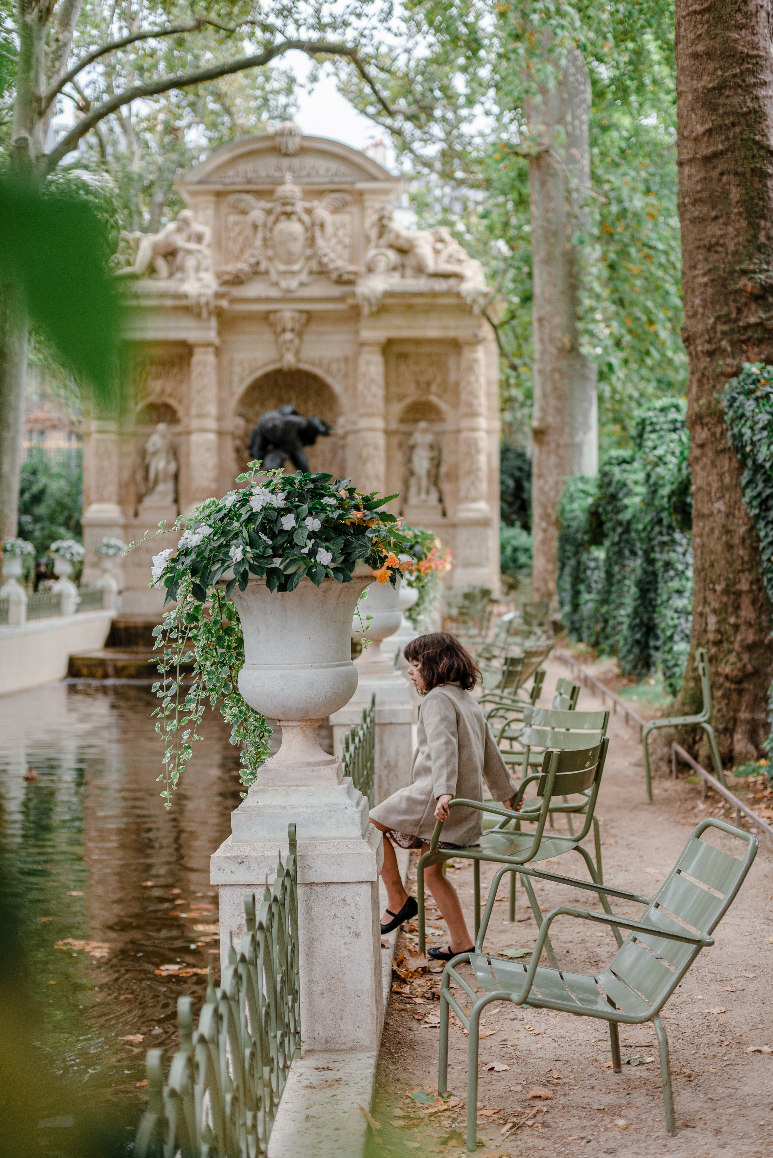 Family session in Luxembourg Gardens. Ksenia Marchand/ Lifestyle photographer in Paris