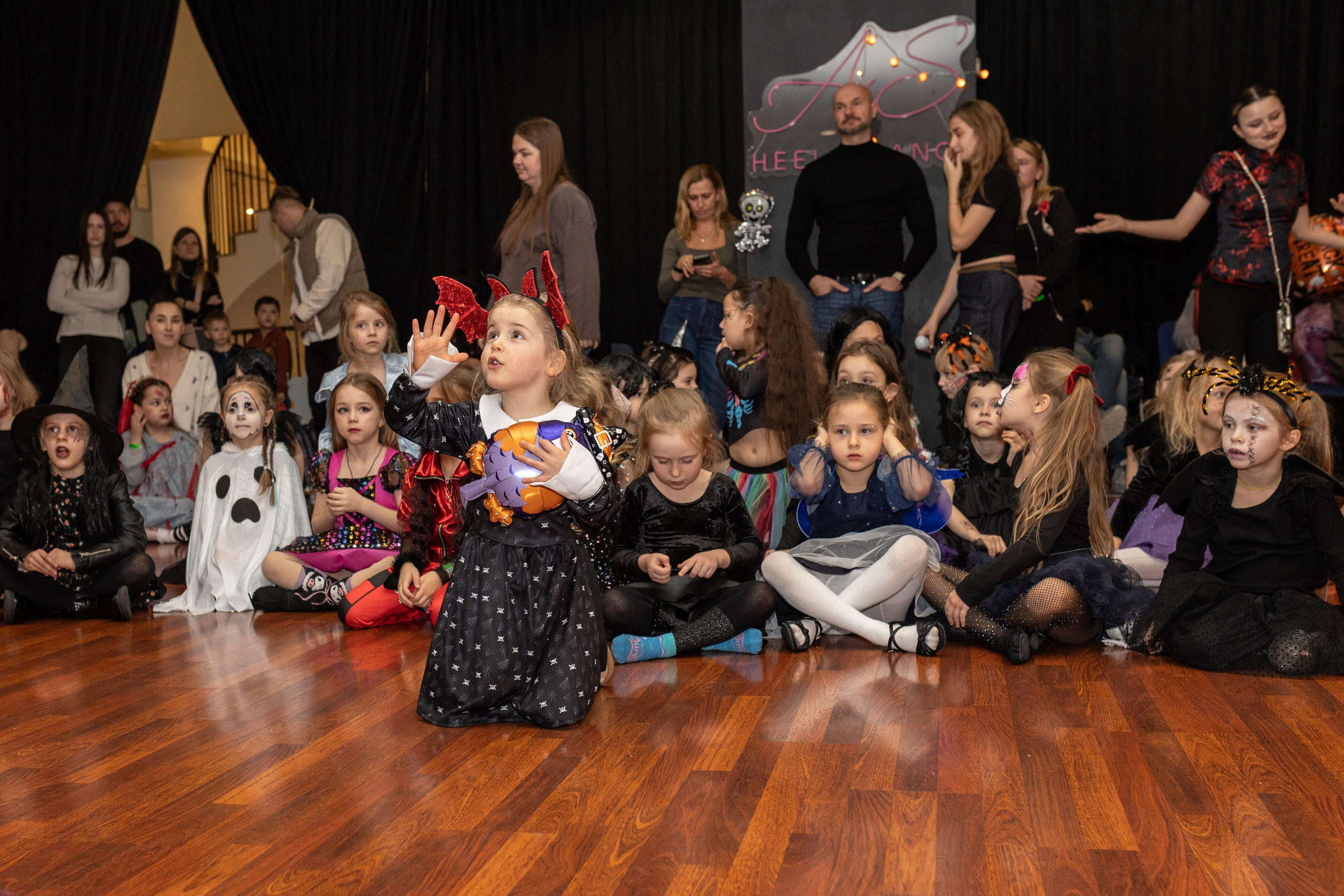 Leo dance studio Helloween 2025. Семейный и детский фотограф в Варшаве Мила Бобровская