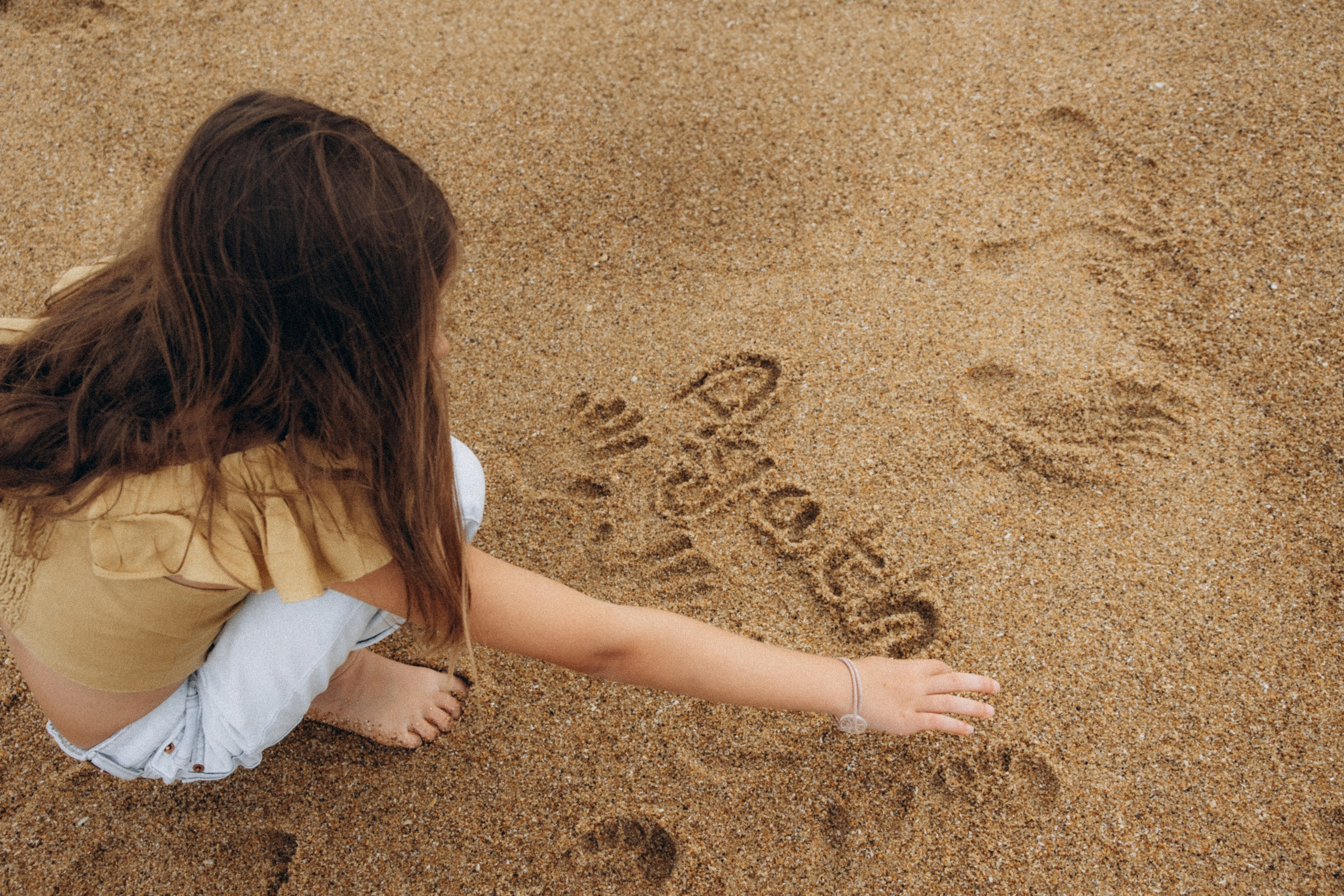 Family photoshoot by the ocean. Labenne Ocean Beach 2024. Eugenie Smirnova — wedding, corporate and lifestyle photographer in Toulouse and Southwest France