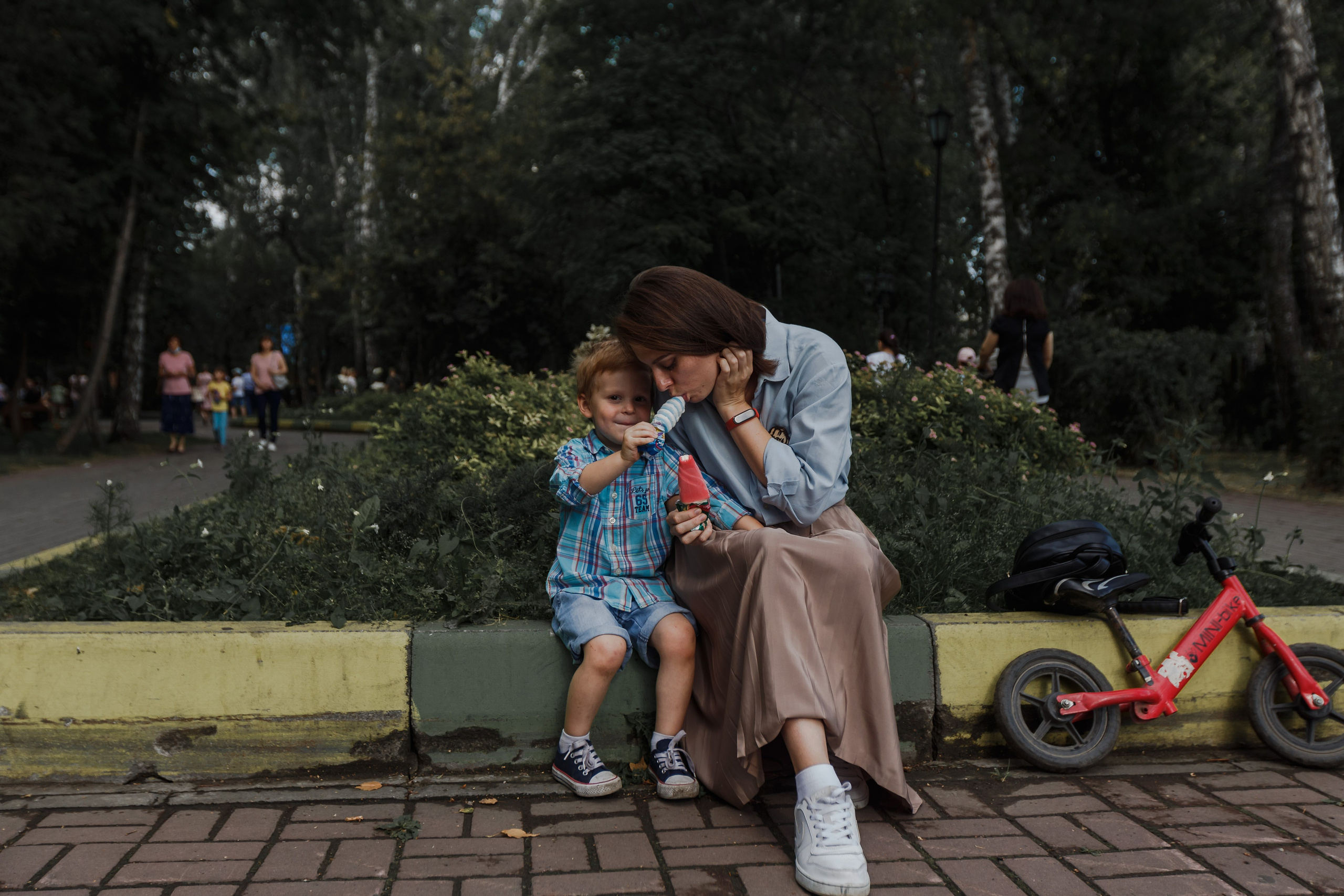 Sesión de fotos con un niño travieso. Fotógrafo de retrato, familia y reportajes en Valencia | España | Europa Vitalii Lumier
