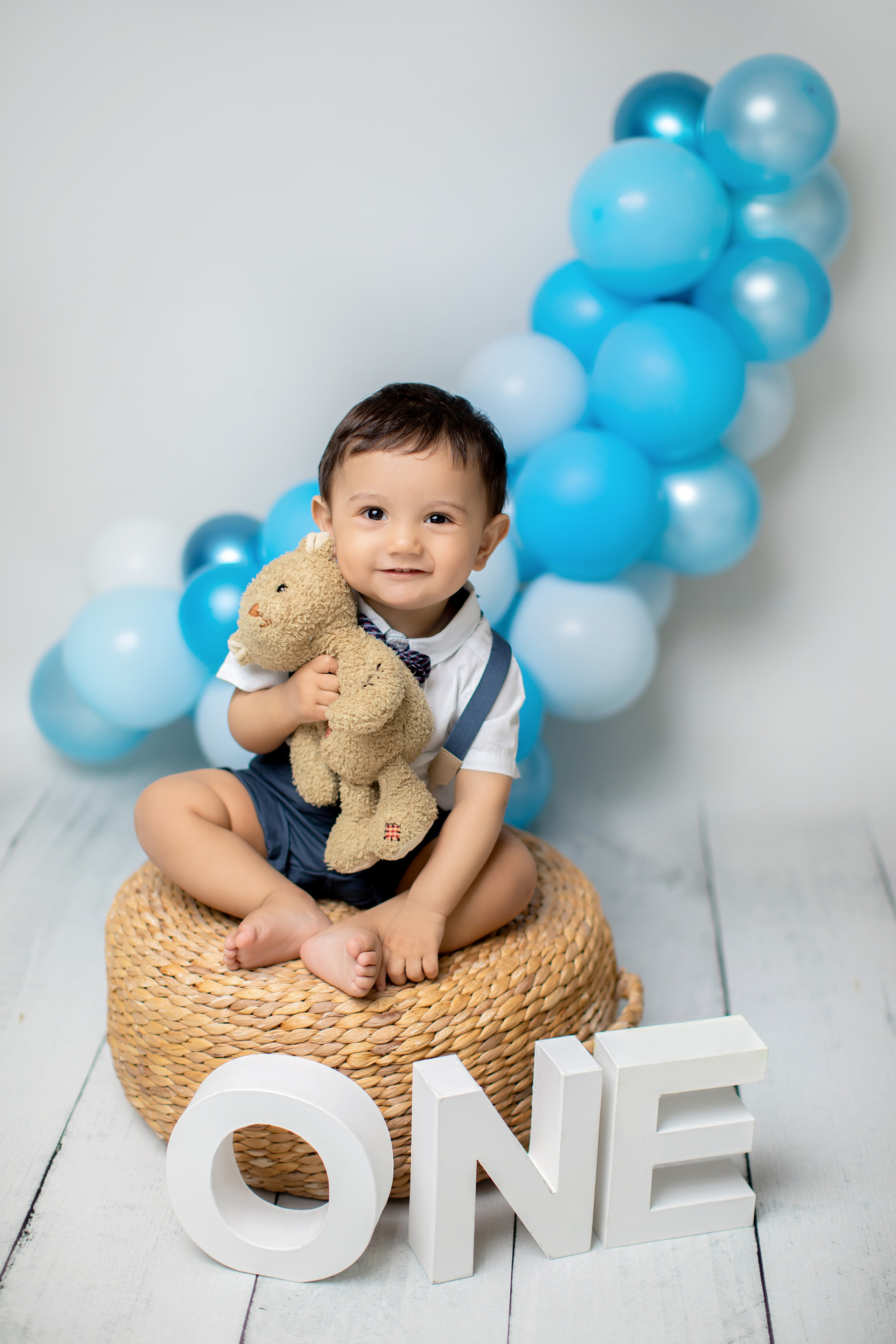 Fira ditt barns första år med en glad och minnesvärd fotossession för att dokumentera detta speciella födelsedagsögonblick.