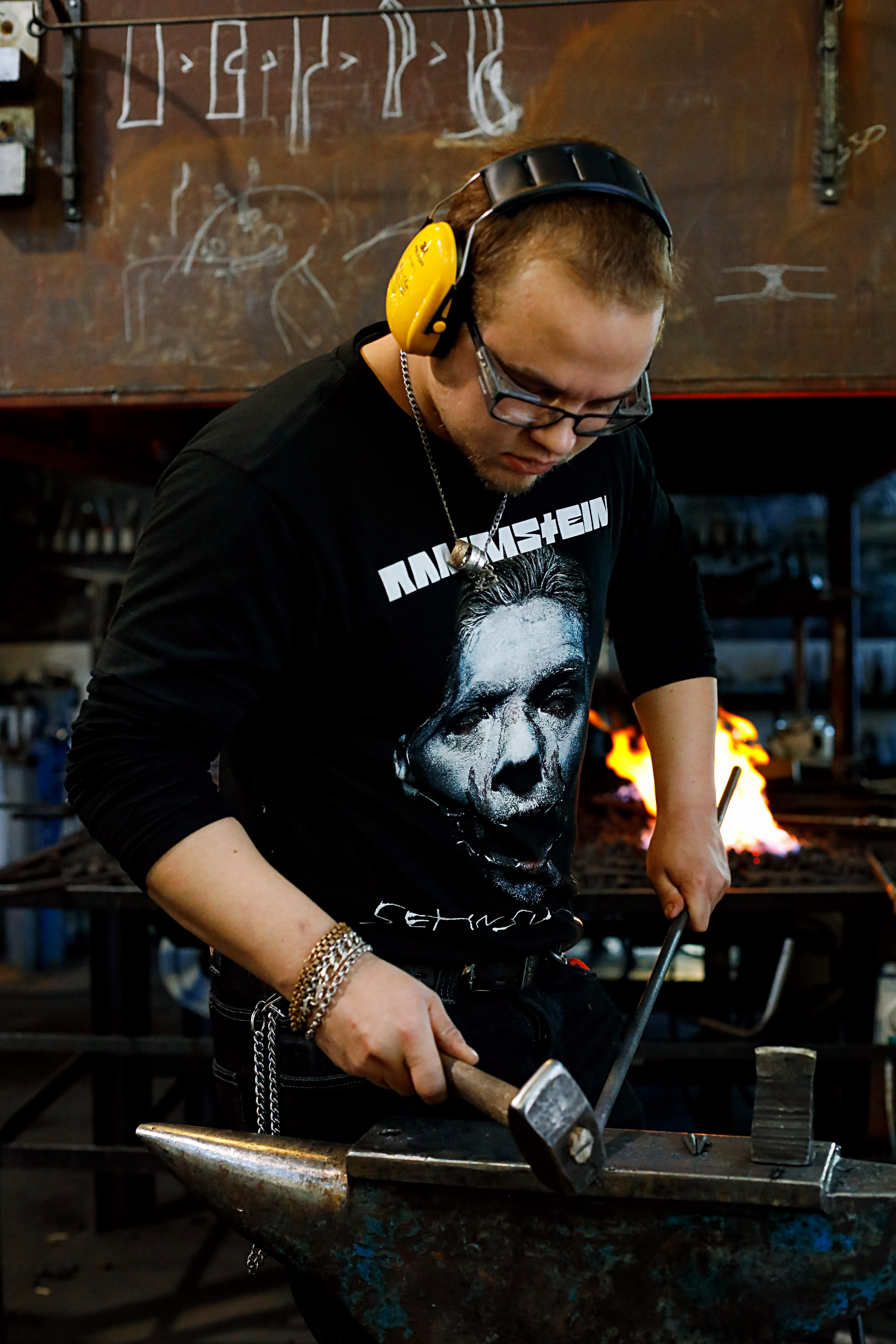 Metalli- ala. Ekaterina Mansur, muotokuvafotografi Suomessa (Helsingissä ja Uudellam