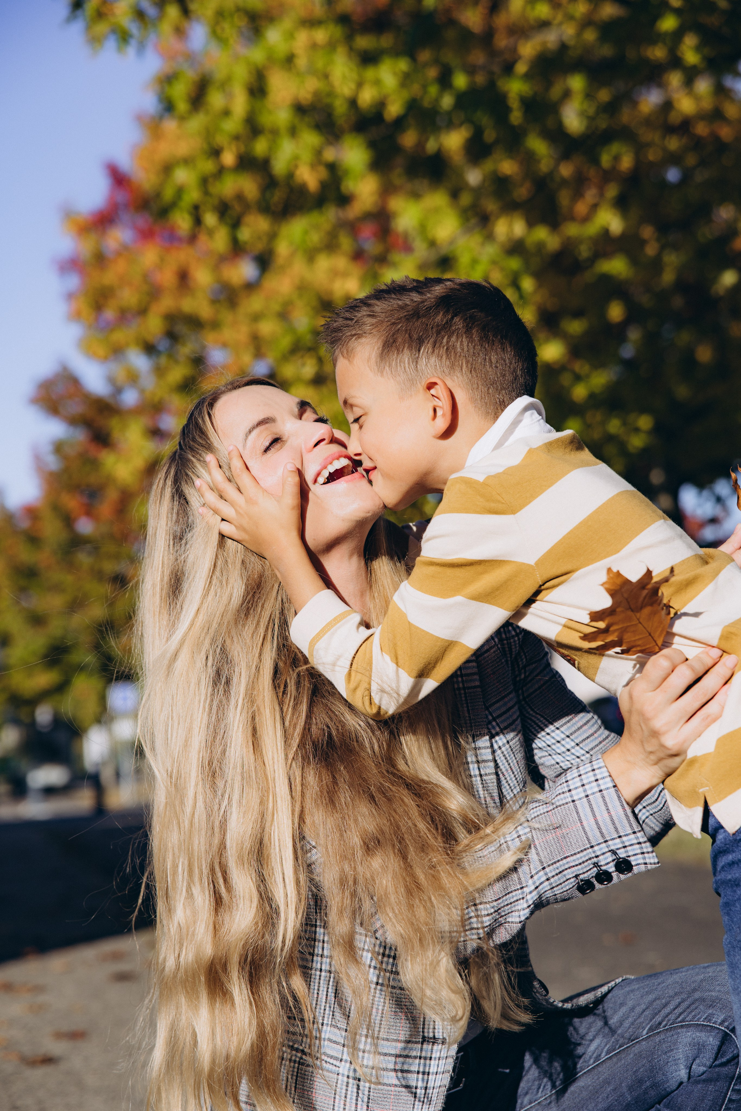 Autumn mother-son family photoshoot in Toulouse. Eugenie Smirnova — wedding, corporate and lifestyle photographer in Toulouse and Southwest France