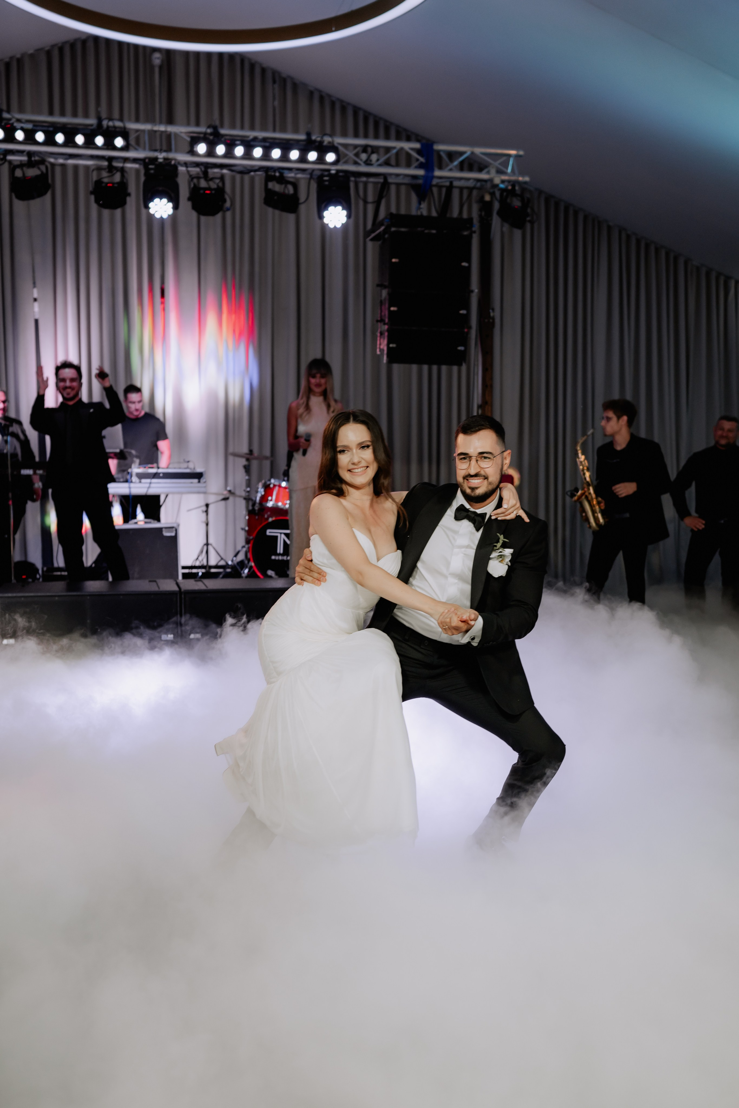 Cununie civila in aer liber , artificii de zi colorate , decor nunta , nunta la Hotel Traian. Proud Vision Weddings | Wedding Photography & Film — Servicii profesionale Foto Video Nunta Iasi