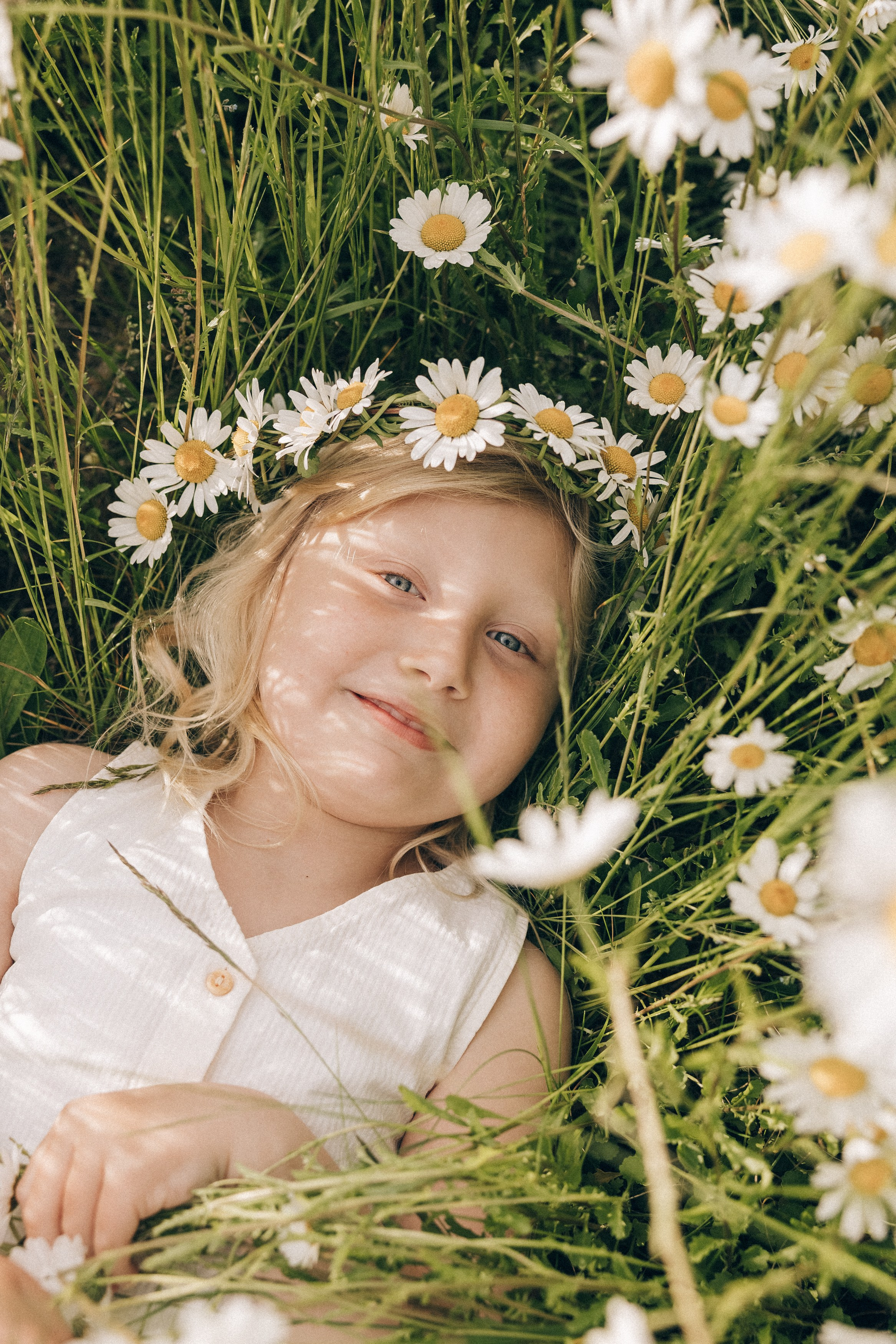 Family photoshoot in a daisy meadow at golden hour — natural light, warm tones, candid moments between a mother and her daughters. Lifestyle and Family Photographer in Pisek Oxana Telupilova