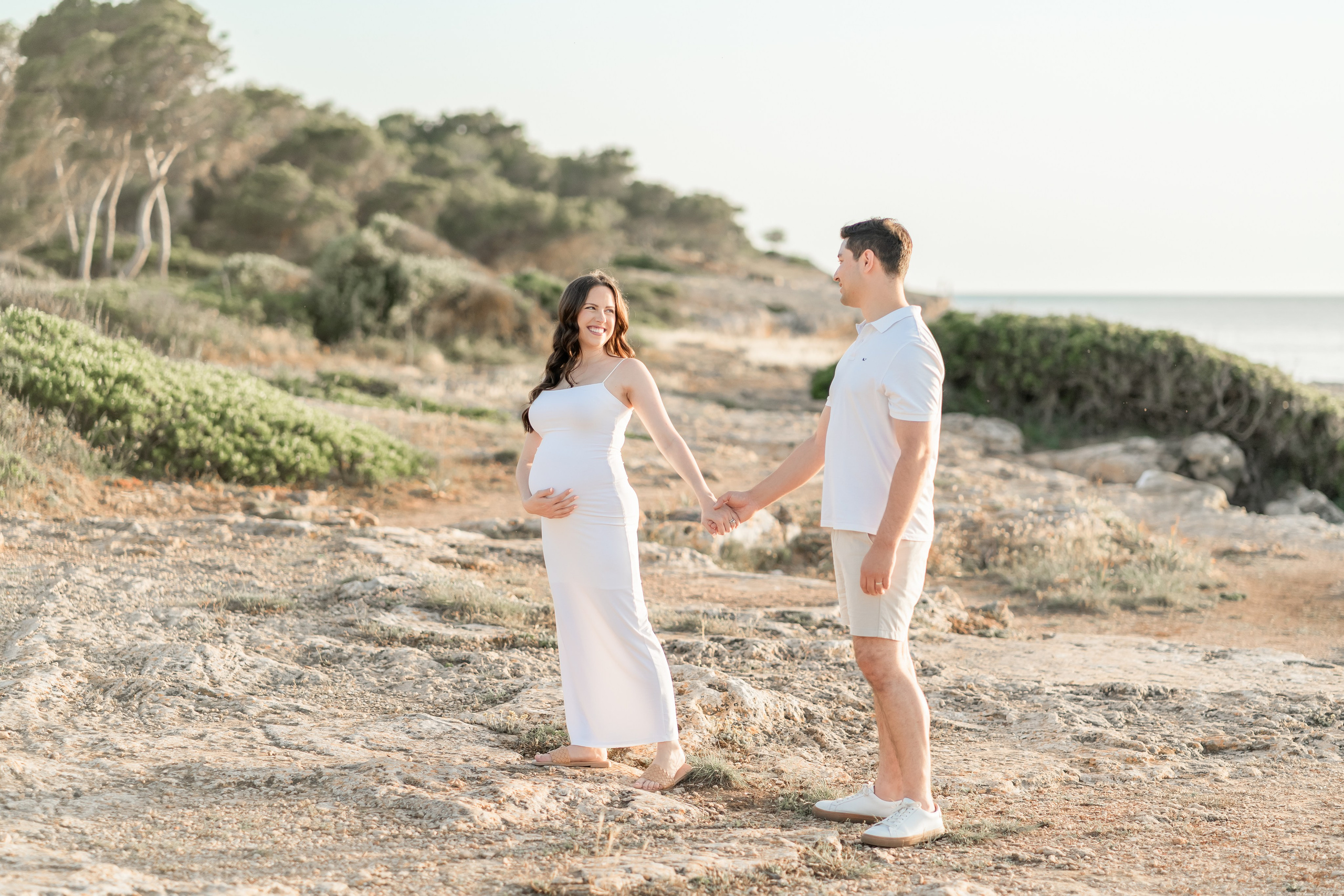 Maternity Photoshoot by the Sea in Mallorca – Natural & Timeless Moments. Deine Fotografin auf Mallorca für Familien und Business