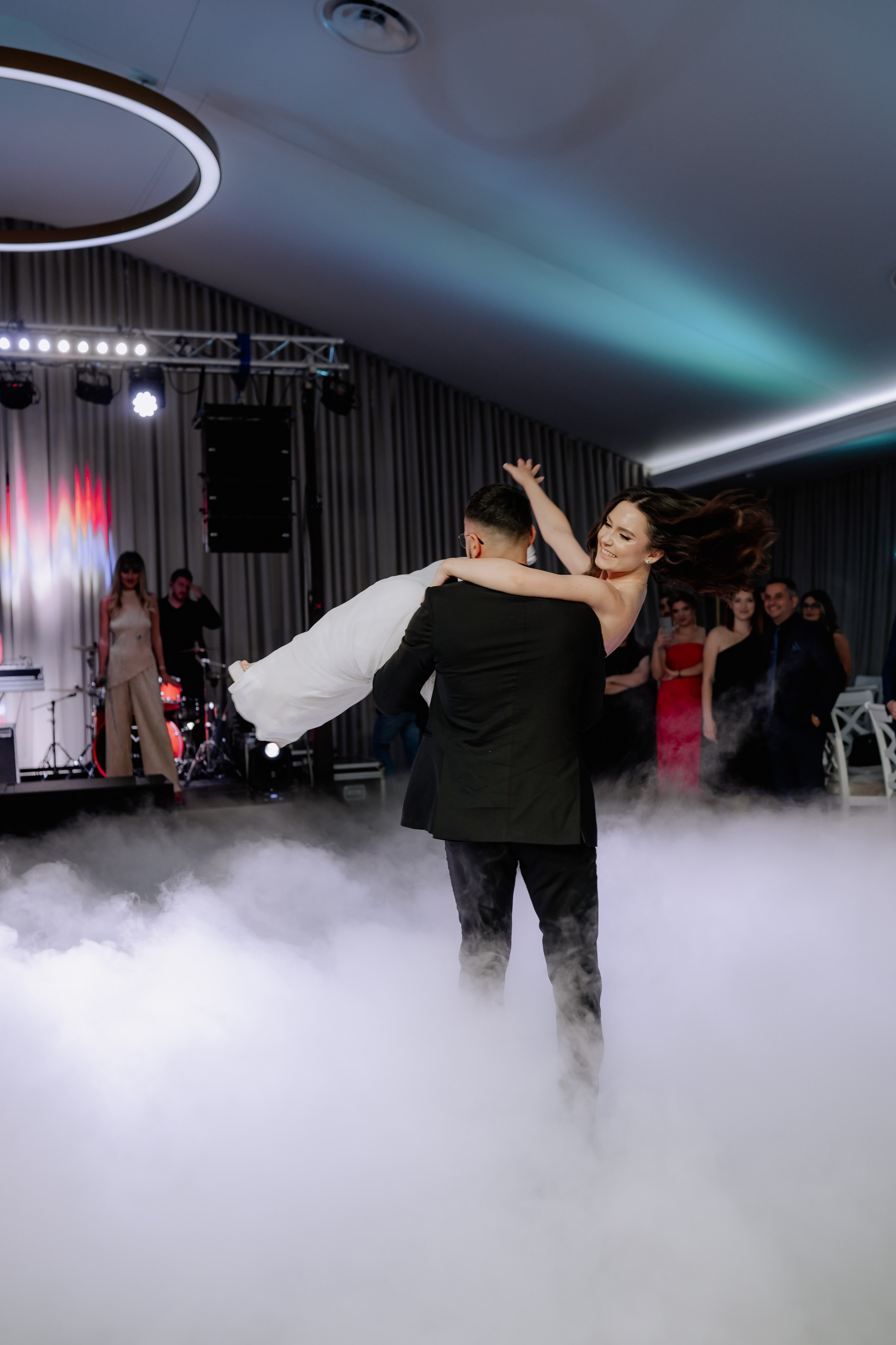 Cununie civila in aer liber , artificii de zi colorate , decor nunta , nunta la Hotel Traian. Proud Vision Weddings | Wedding Photography & Film — Servicii profesionale Foto Video Nunta Iasi