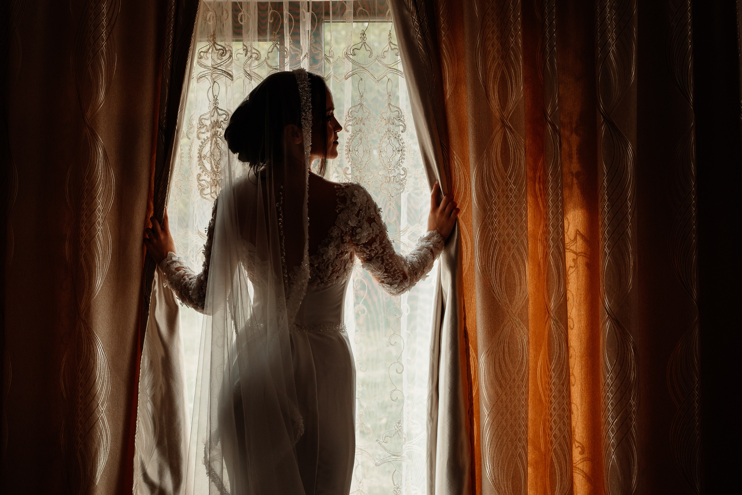 Moment emoționant între miri în ziua nunții, surprins într-un cadru natural și romantic, la Reina Events. Fotografie de nuntă profesională, editată artistic pentru a evidenția emoția și eleganța evenimentului.